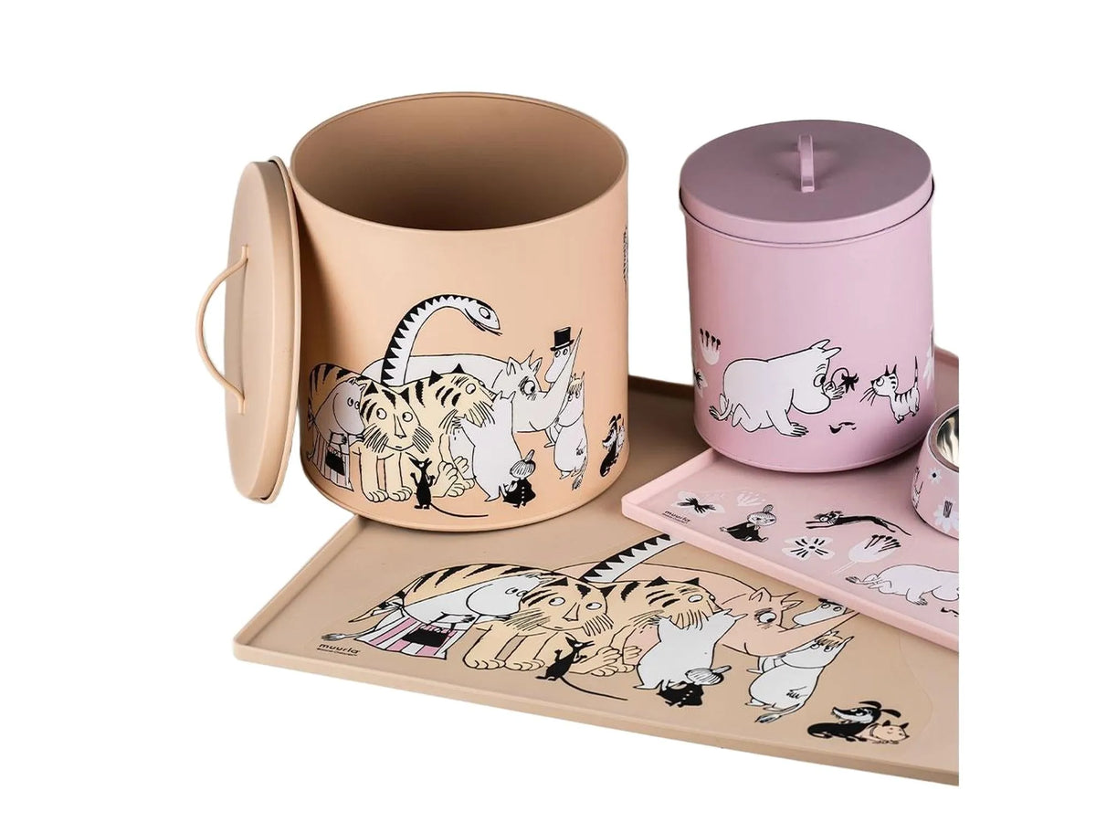 Beige silikonmatte med Mummikarakterer, kant, og matchende beige og rosa beholdere.