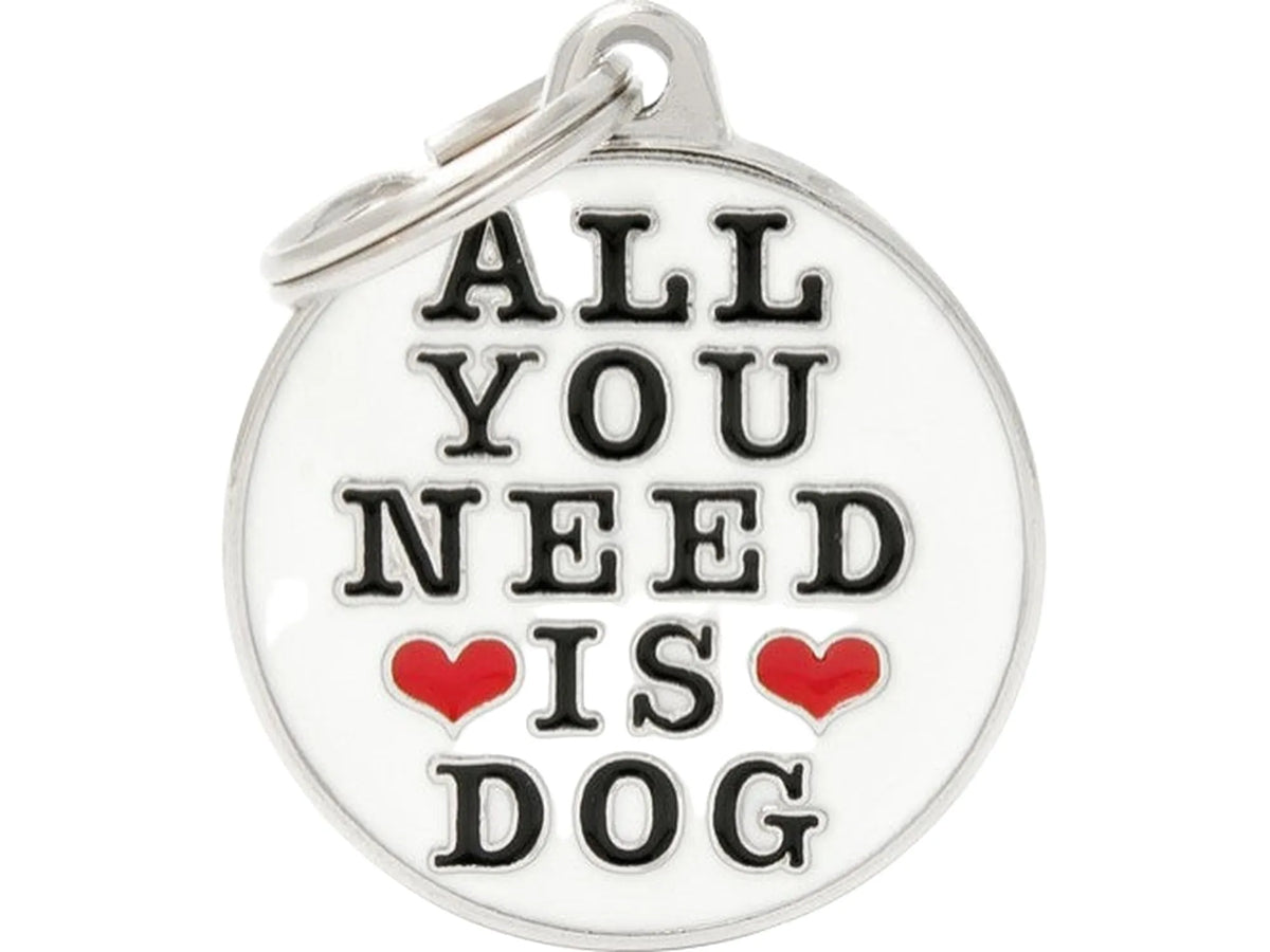 MyFamily Charms All You Need Is Dog ID-brikke til hund og katt – graverbar navnebrikke