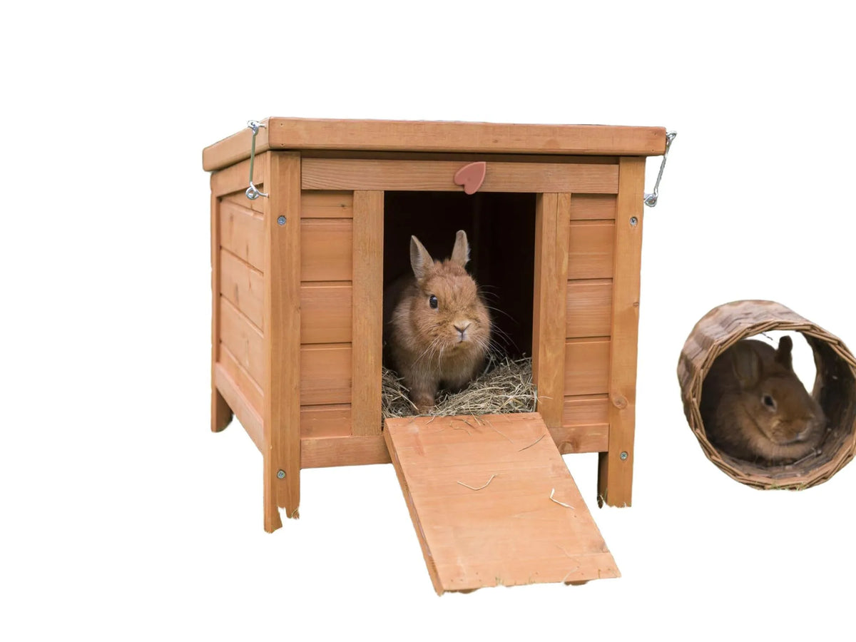 Natura Utehus for Gnager i tre med åpent tak, hevet design, og en kanin som titter ut.