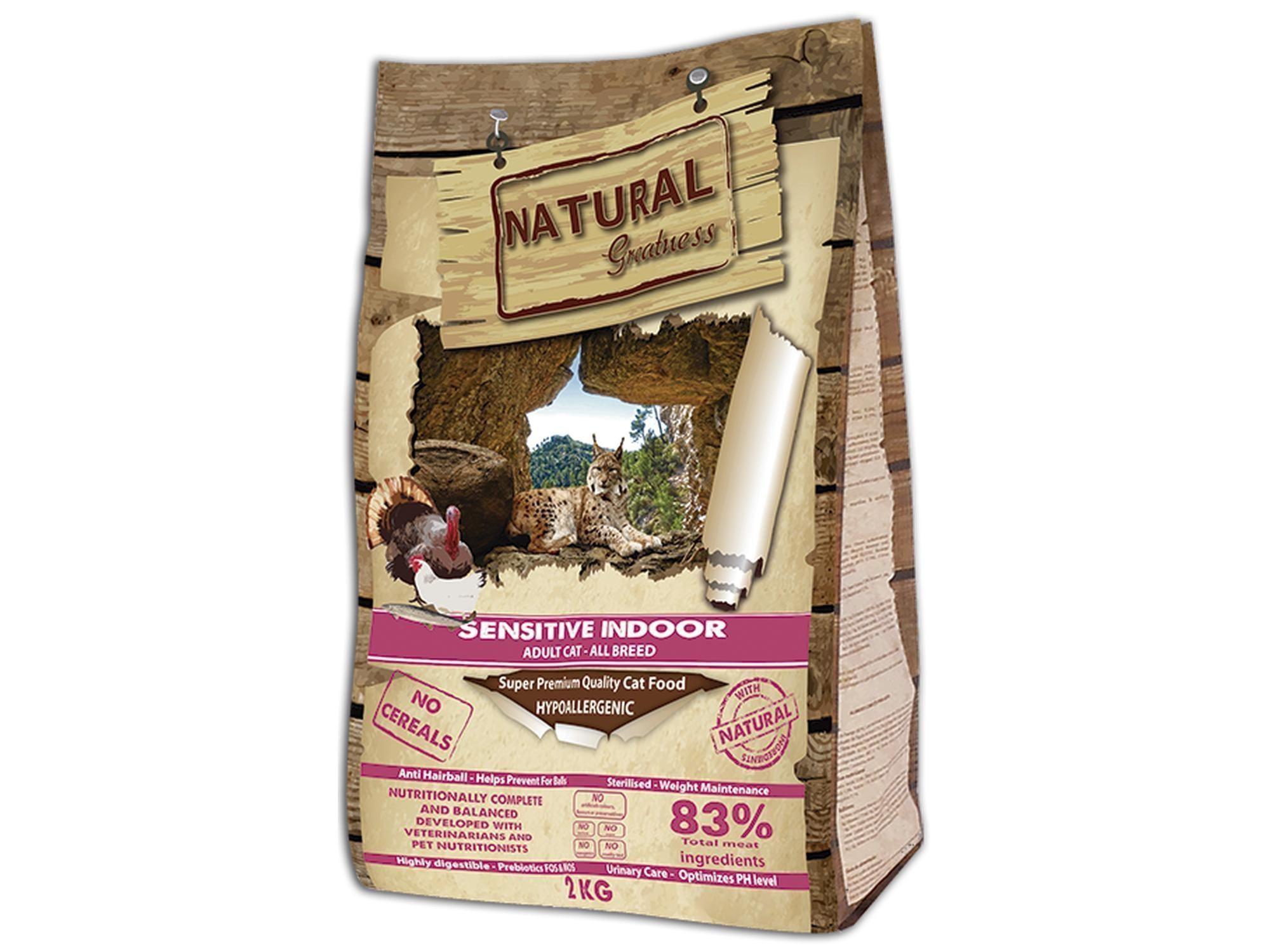 Natural Greatness Sensitive Indoor kattefôr i en 2kg brun pose med tre-design og bilde av katt og kalkun.