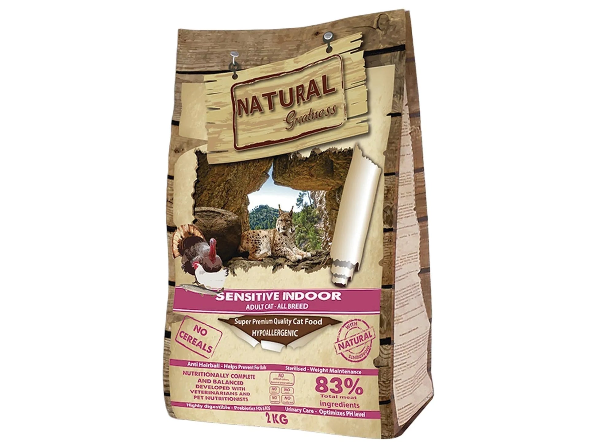 Natural Greatness Sensitive Indoor kattefôr i en 2kg brun pose med tre-design og bilde av katt og kalkun.