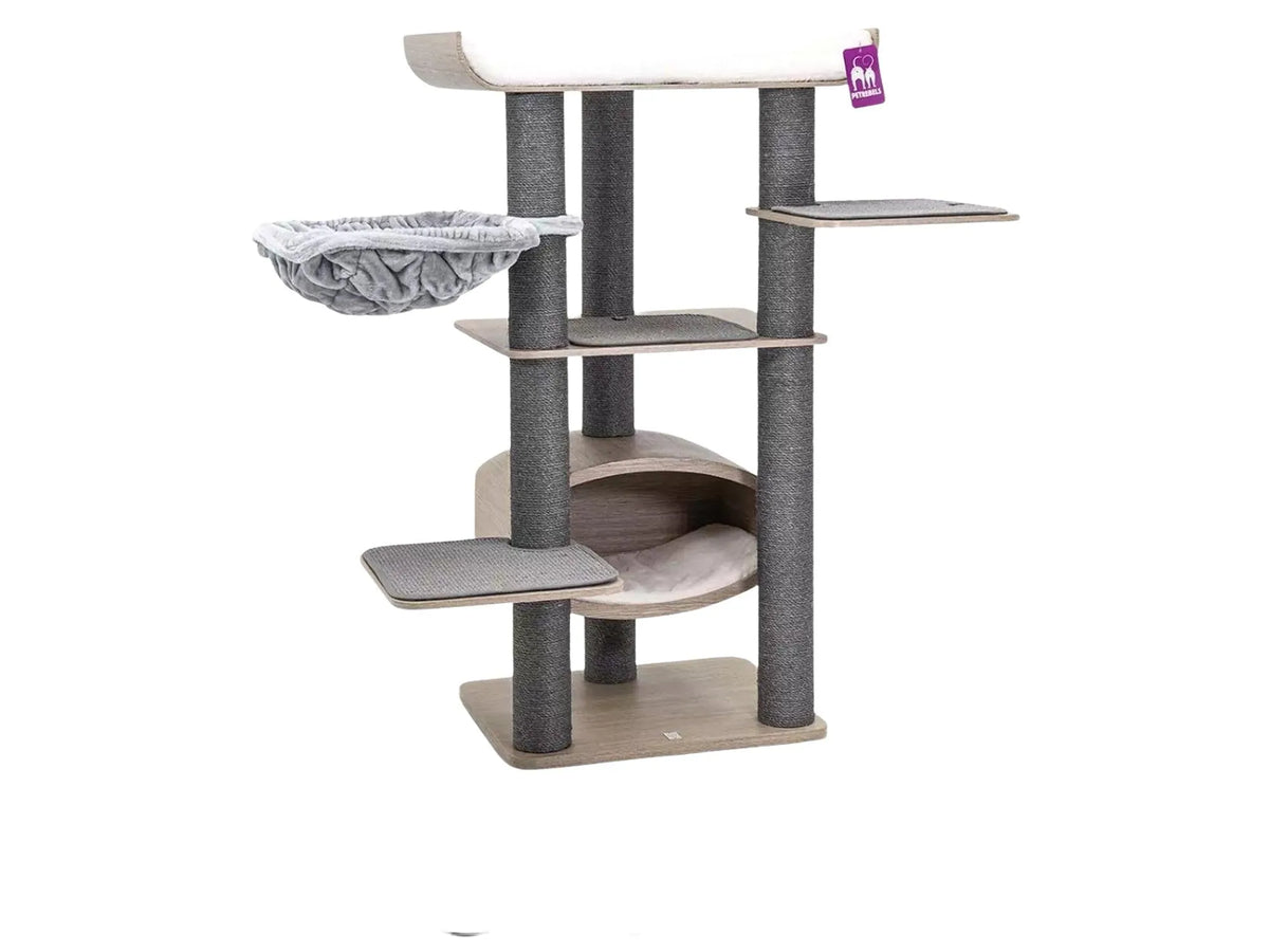 Moderne kloretre Scorpius 150 i Old Grey med sisalstolper, hengekøye og liggeplass.
