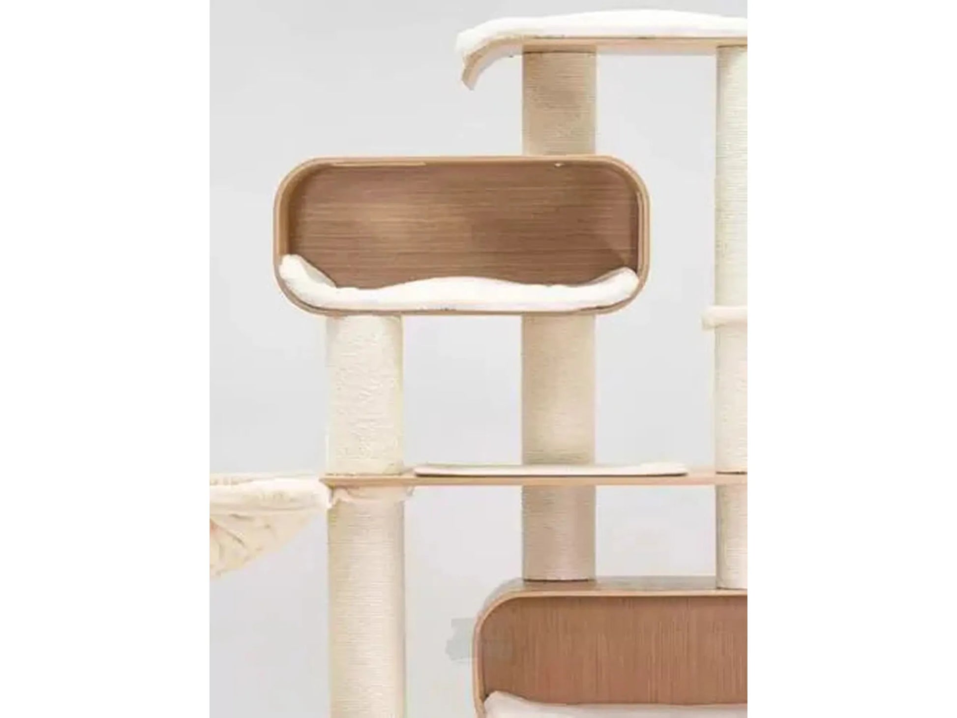 Elegant Petrebels Virgo 196 klorestativ i tre og beige sisal med myke hvite liggeflater.