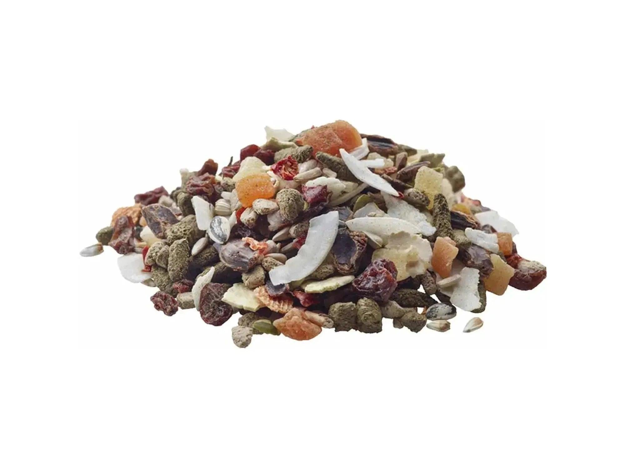 En haug med Nature Snack Fruitie S, en variert blanding av tørket frukt, frø og pellets for gnagere.