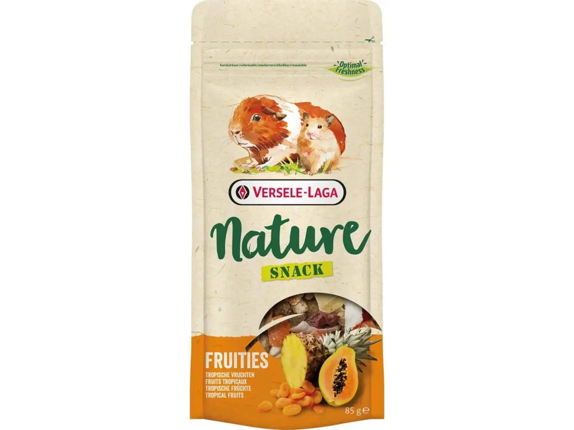 Nature Snack Fruitie S 85gr pose med marsvin, hamster og tropiske frukter som ananas og papaya.