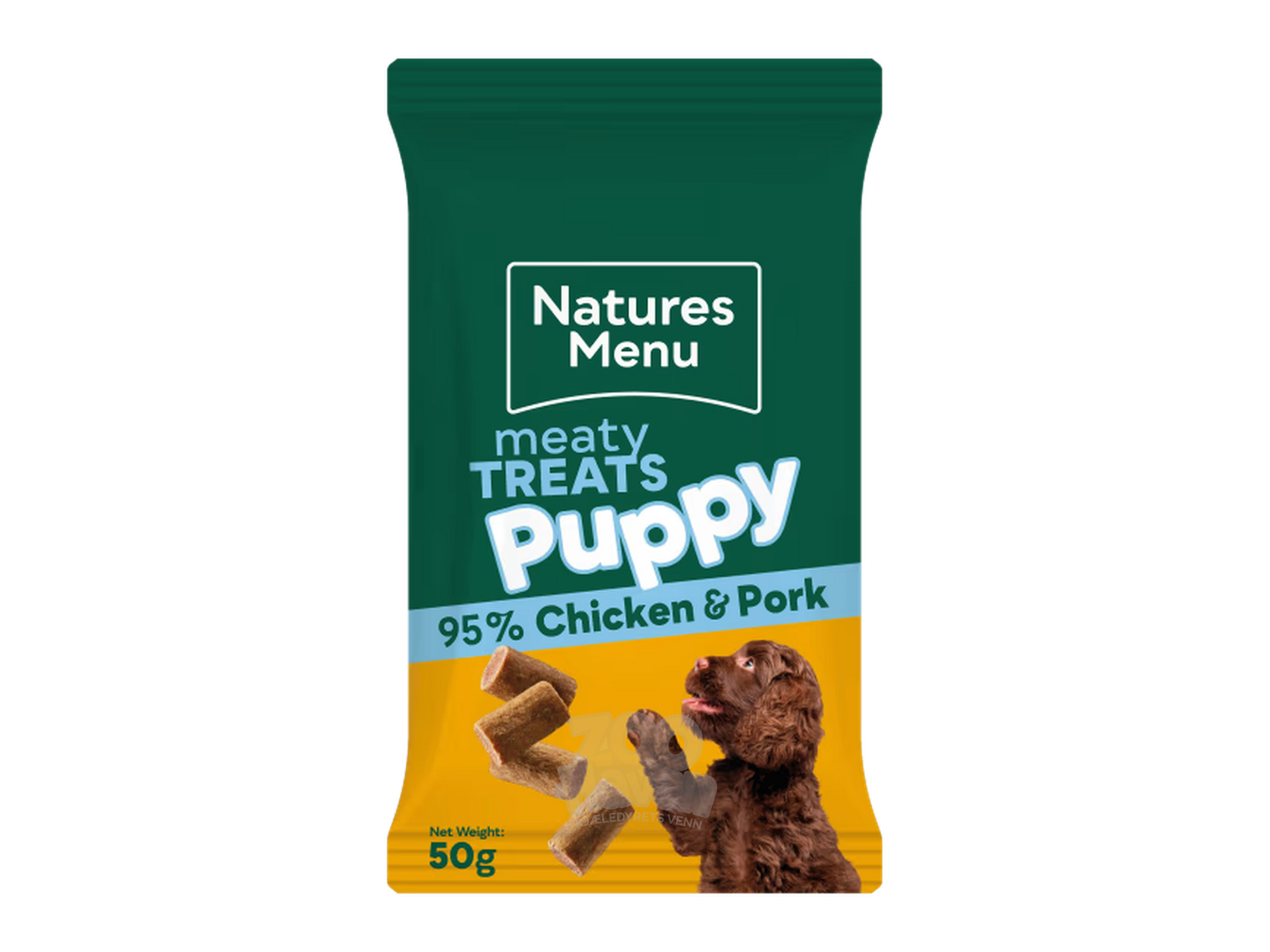 Natures Menu Puppy godbiter med kylling og svin i grønn og gul pose, med valp og godbiter.