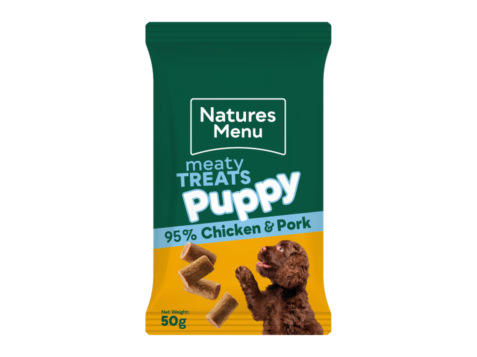 Natures Menu Puppy godbiter med kylling og svin i grønn og gul pose, med valp og godbiter.