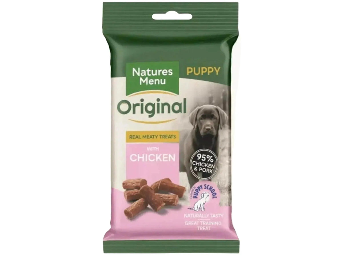 Natures Menu Original Puppy kylling godbiter i grønn og rosa pose med labradorvalp.