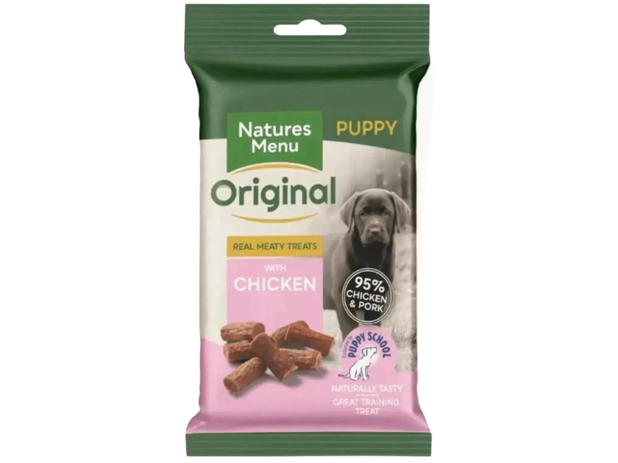 Natures Menu Original Puppy kylling godbiter i grønn og rosa pose med labradorvalp.