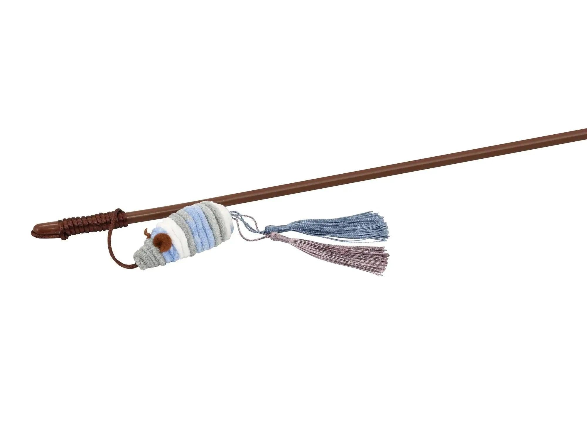 Nayeco Play katteleke fiskestang, 45 cm brun stang med grå, blå og hvit strikket mus og dusker.