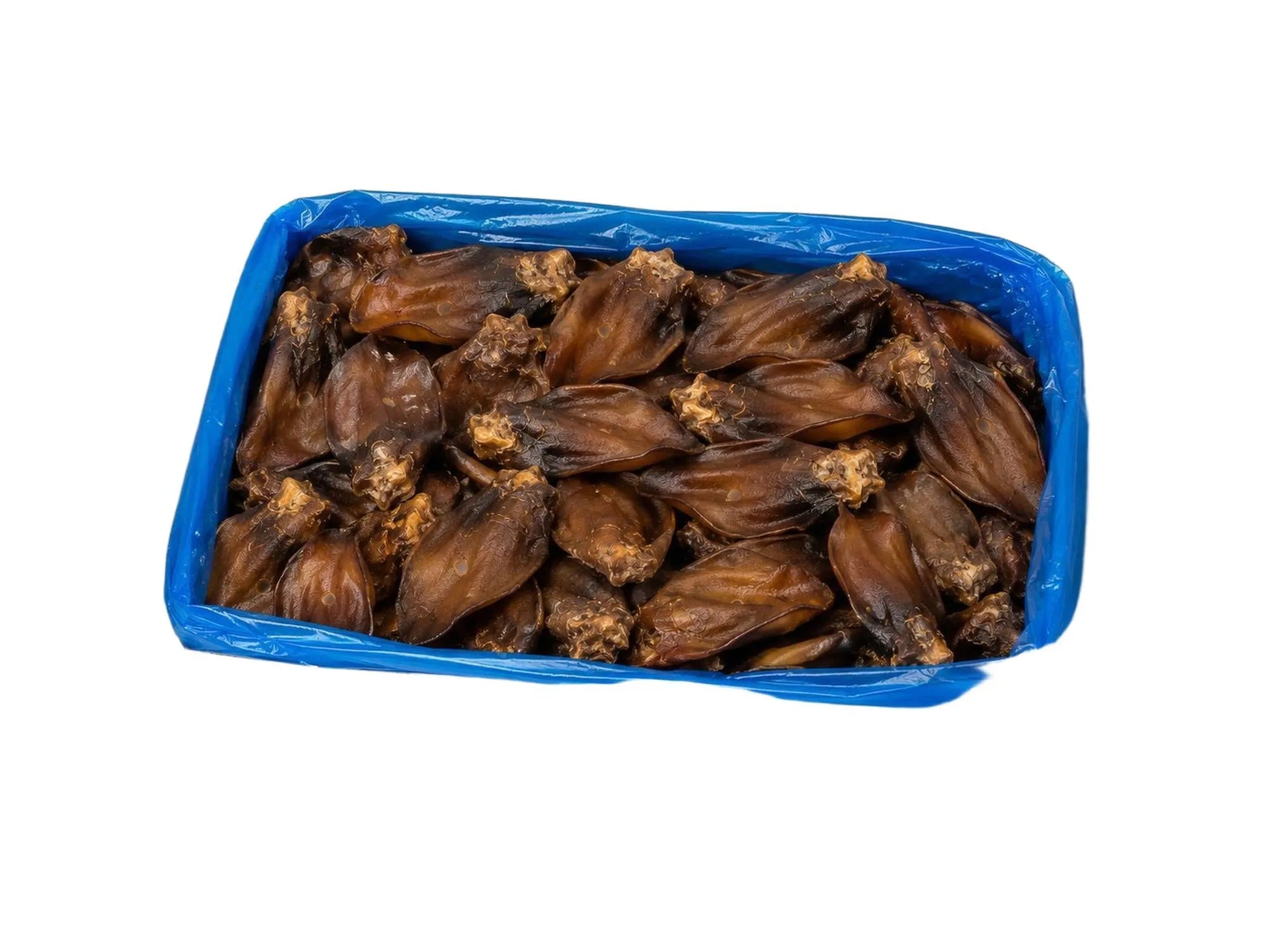 Stor eske med 50 naturlige, tørkede okseører med brusk til hund, pakket i blå plastpose i pappeske.