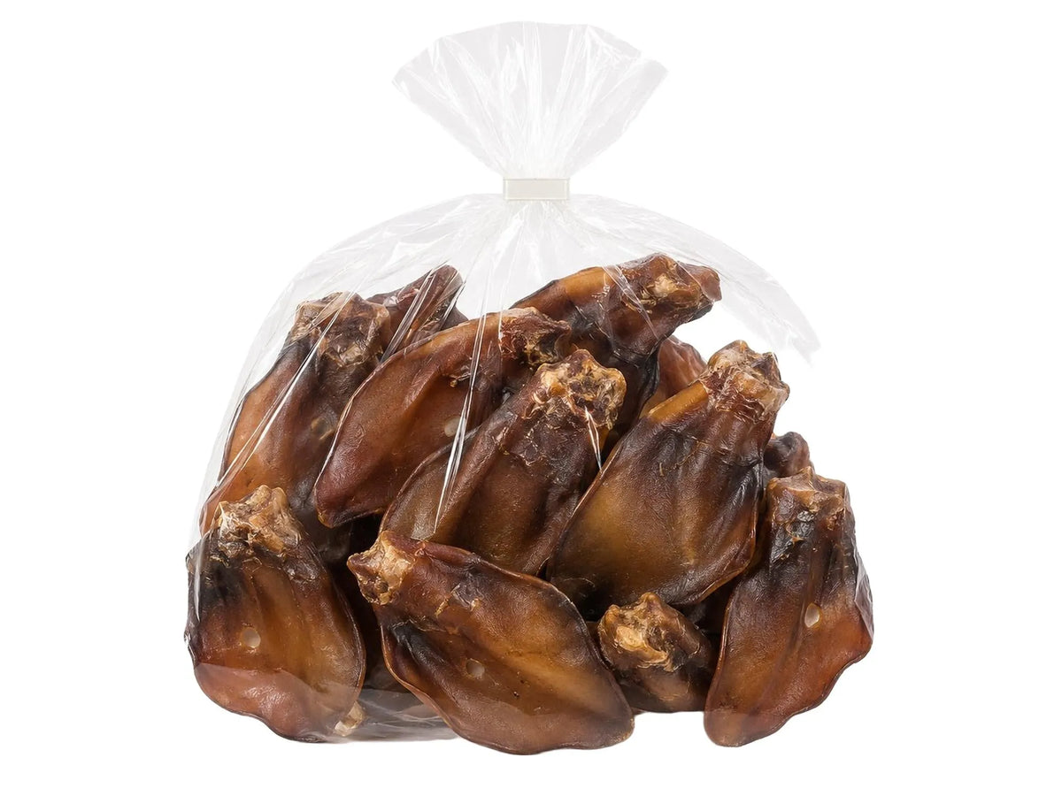 Tørkede okseører med brusk i en gjennomsiktig plastpose, naturlig hundesnacks med mørkebrun farge.