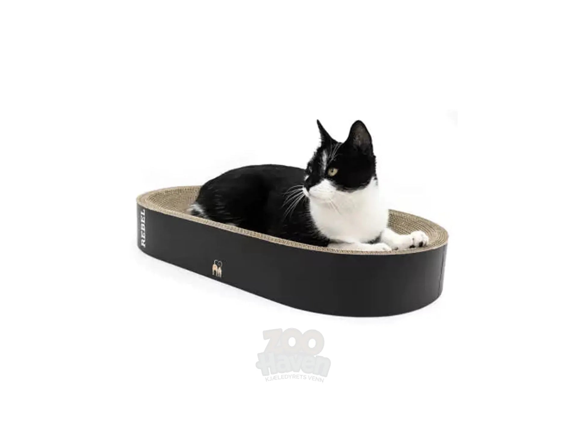 Svart og beige Oliver 61 klorekurv i bølgepapp med en svart-hvit katt som hviler.
