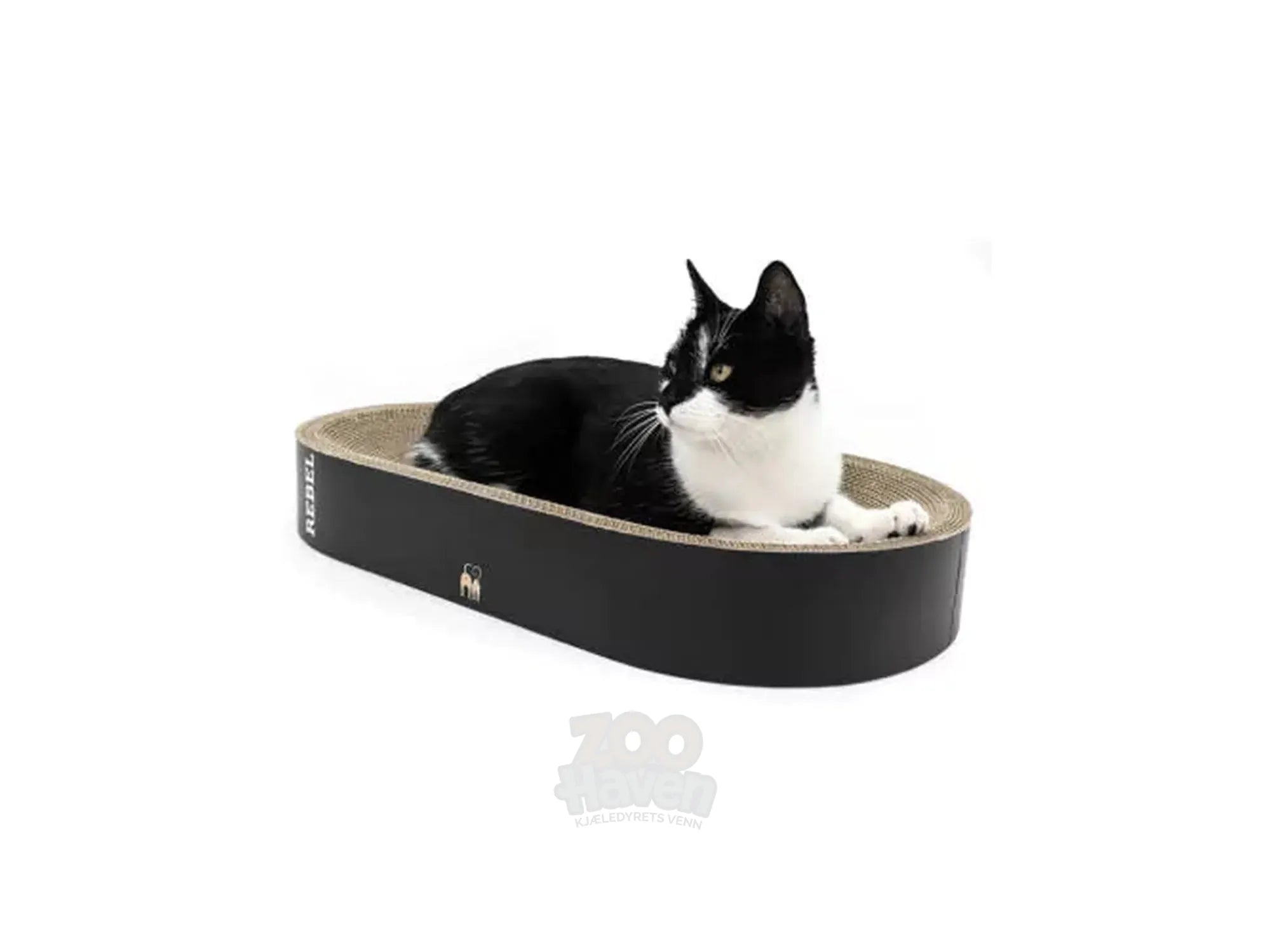 Svart og beige Oliver 61 klorekurv i bølgepapp med en svart-hvit katt som hviler.