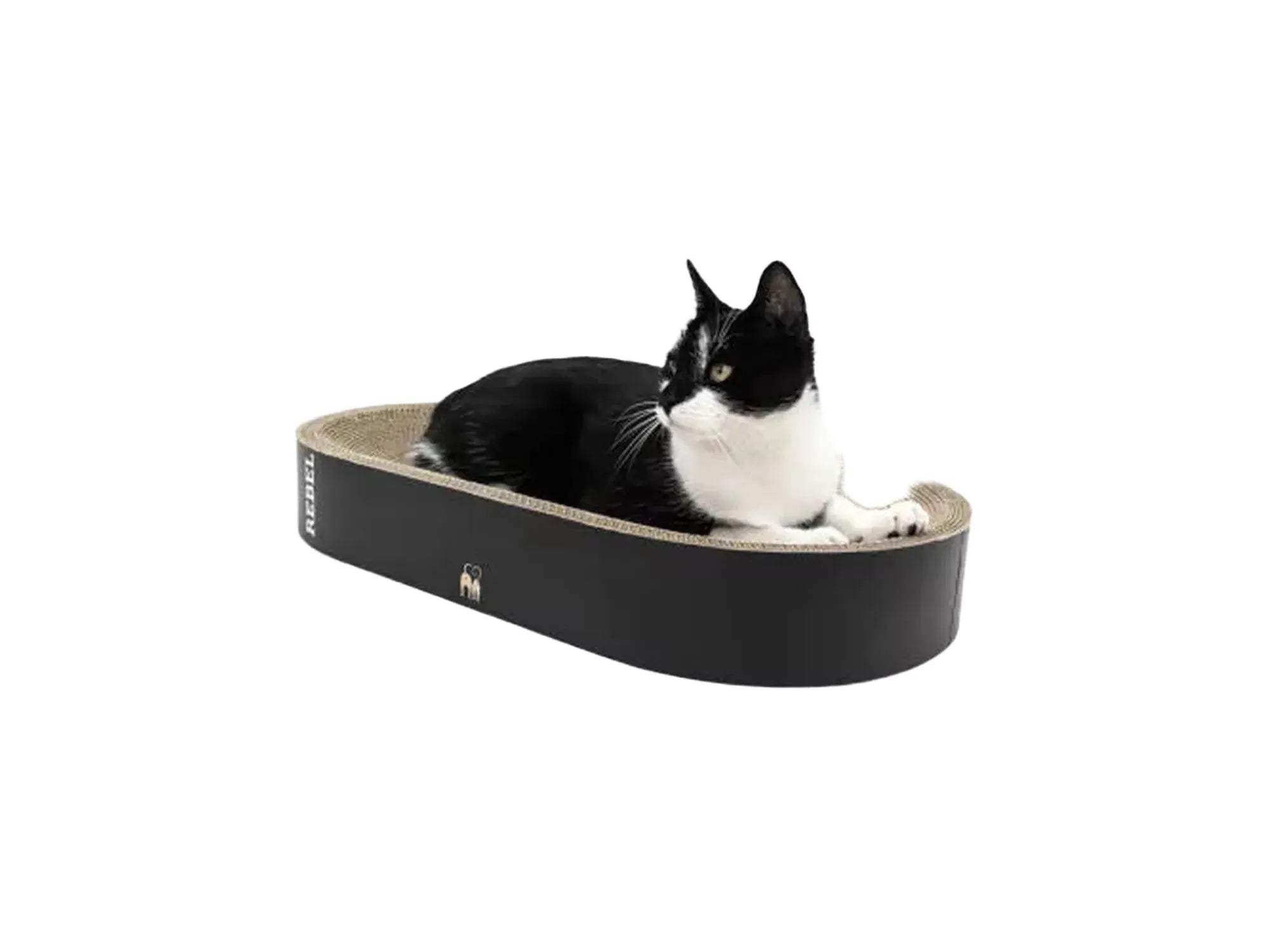 Svart og beige Oliver 61 klorekurv i bølgepapp med en svart-hvit katt som hviler.