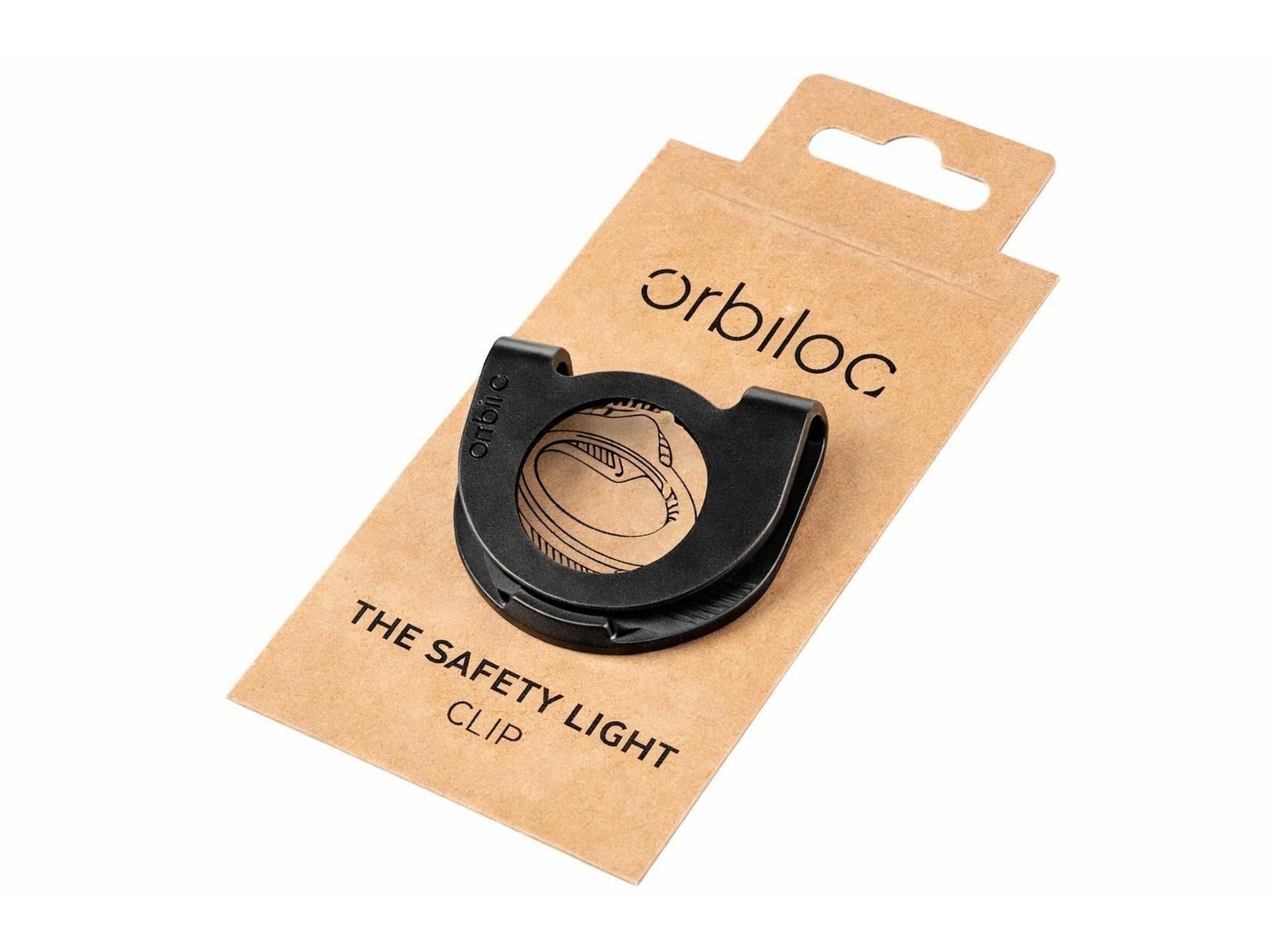Svart Orbiloc Clip festeklips for Orbiloc Safety Light, pakket i brun pappemballasje.