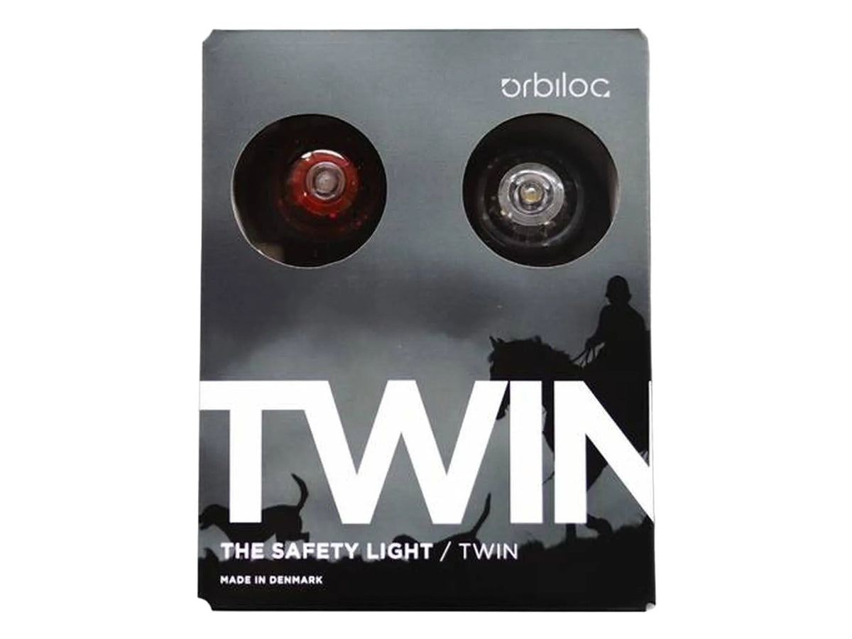 Orbiloc Twin Pack med to LED sikkerhetslys: ett rødt og ett hvitt, i mørk grå emballasje.
