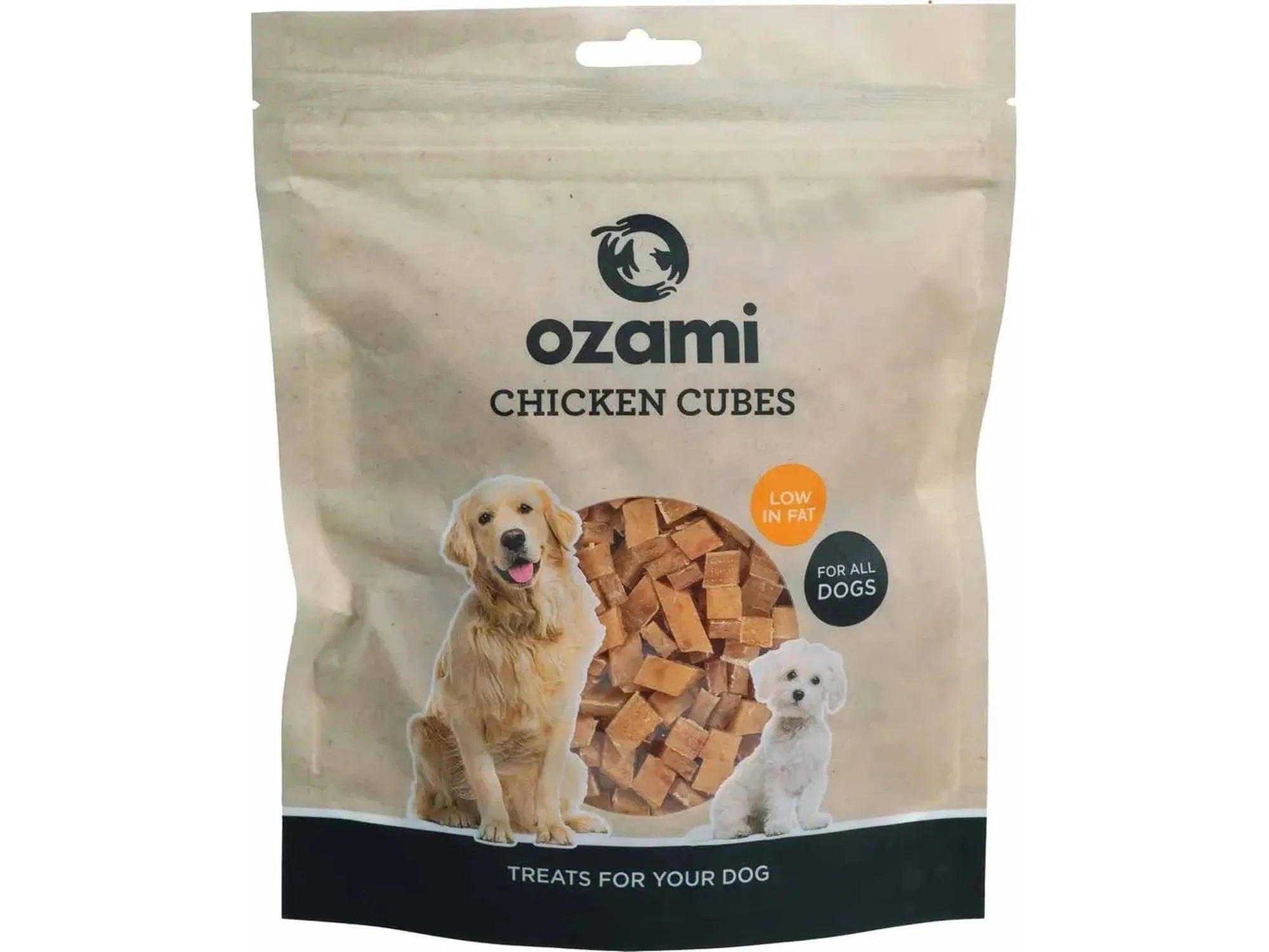 Ozami Chicken Cubes hundegodbiter i en beige pose med bilder av en golden retriever, en malteser og kyllingbiter.