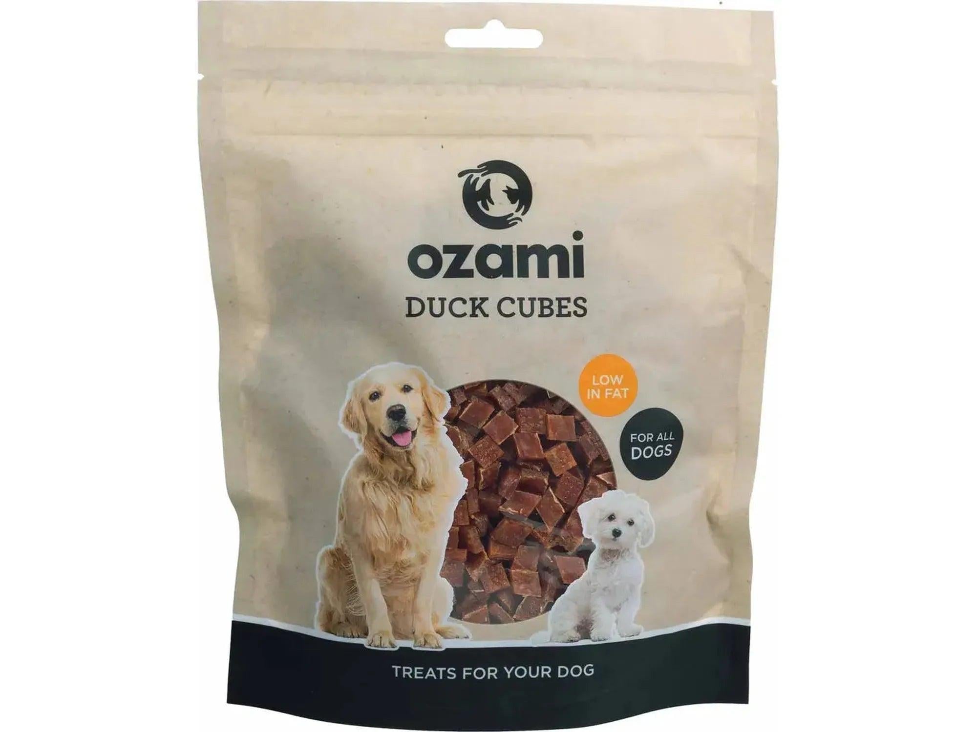 Ozami Duck Cubes 400g hundegodbiter i beige pose med golden retriever og malteser.