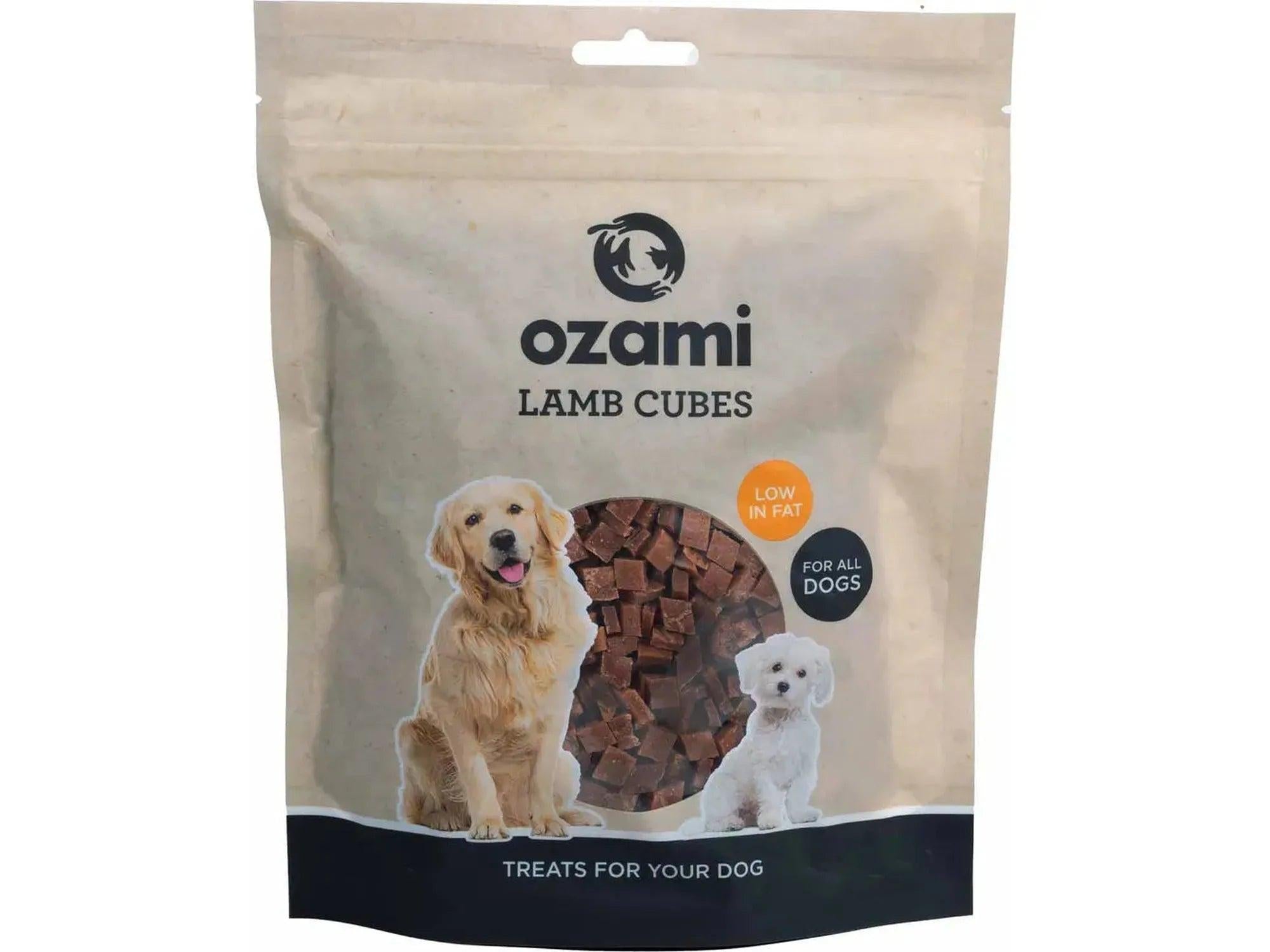 Ozami Lamb Cubes hundegodbiter 400g pose med golden retriever og malteser, lavt fettinnhold.