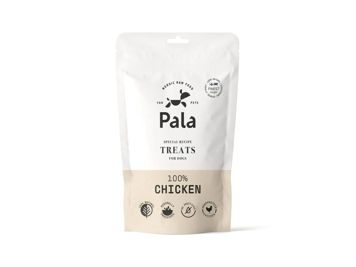 Hvit og beige pose med Pala 100% Kylling hundegodbiter, med logo og tekst om naturlige ingredienser.