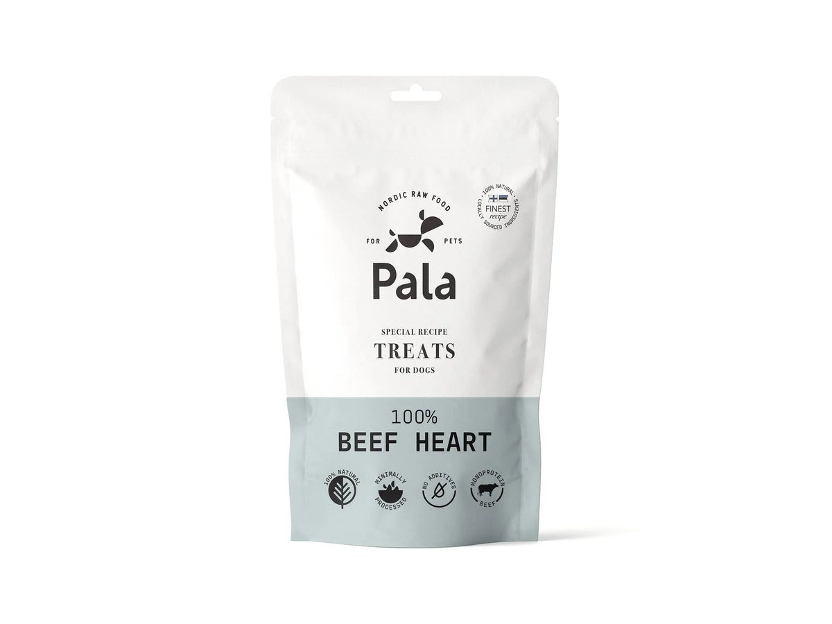 Hvit og lysegrå pose med Pala 100% Beef Heart hundegodbiter, med nordisk design og tekst.