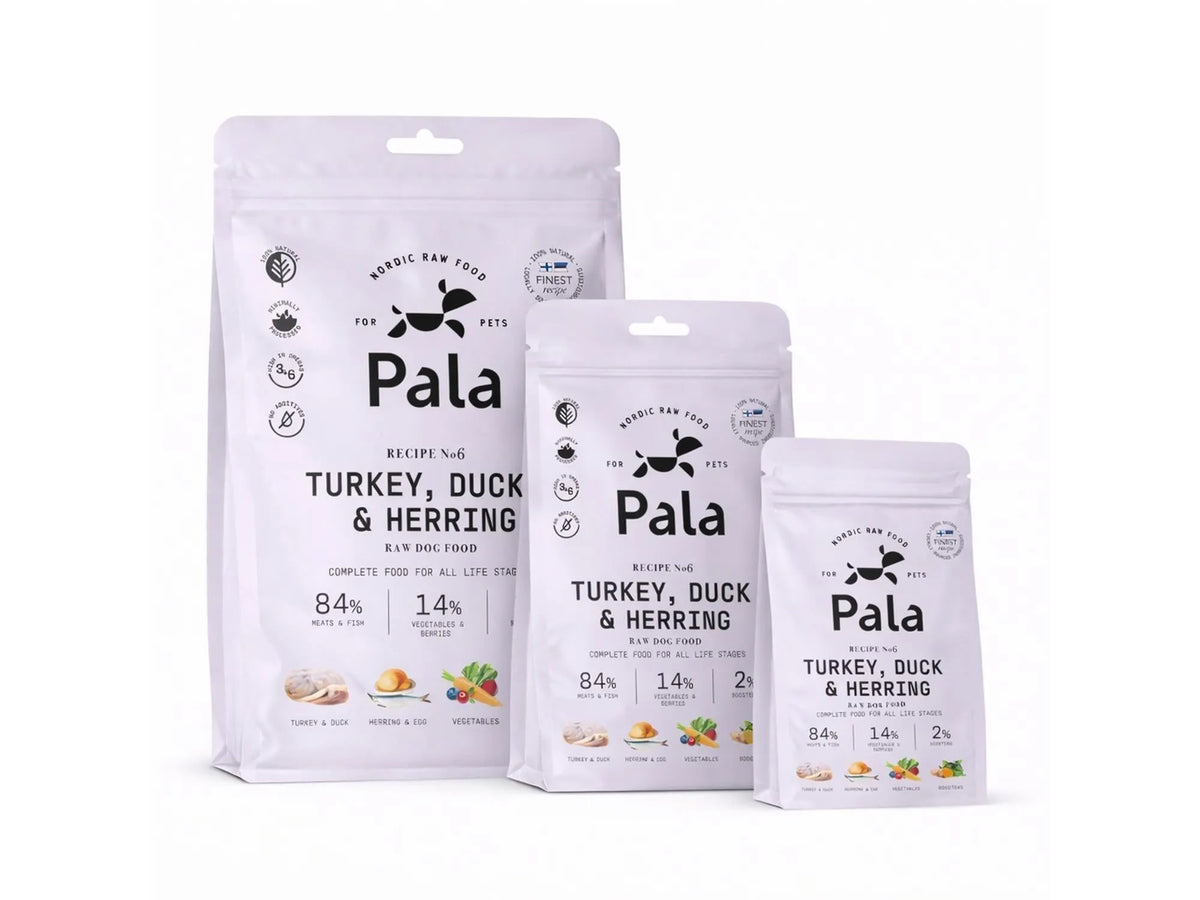 Tre hvite Pala hundematposer i varierende størrelser med "Turkey, Duck & Herring" oppskrift #6.