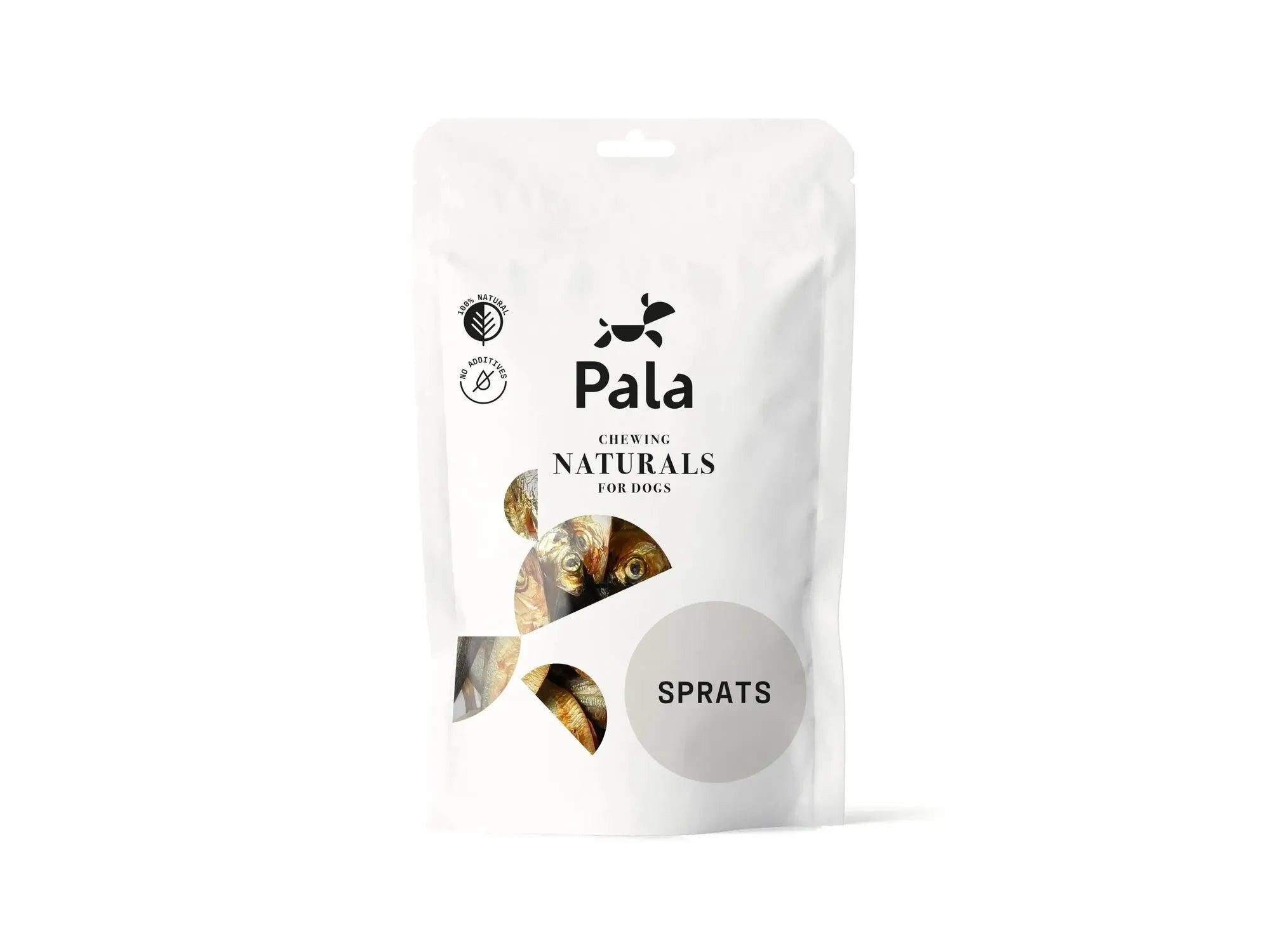 Hvit pose med Pala Naturals Sprats lufttørket småfisk til hund, med bilde av fisk og logo.