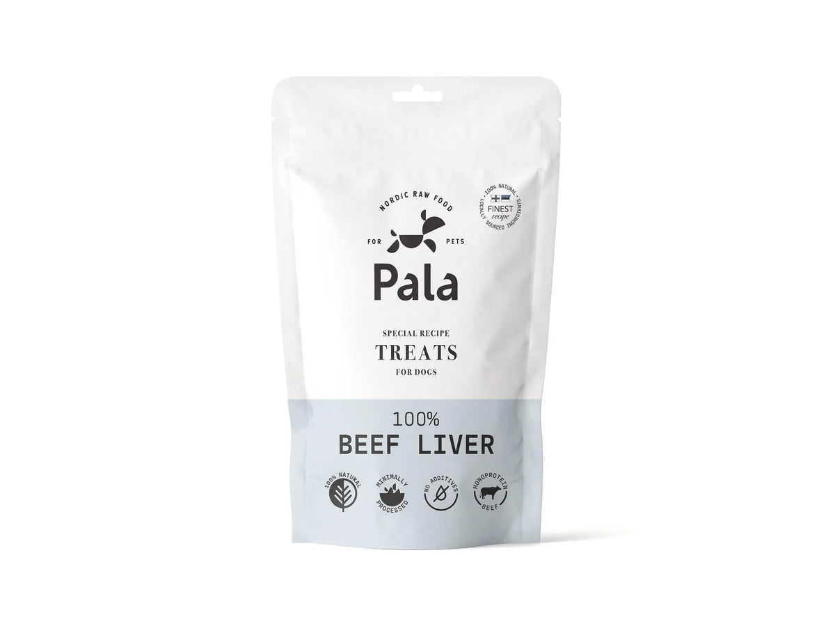 Hvit og lyseblå pose med Pala 100% Beef Liver hundegodbiter, med nordisk design og logo.
