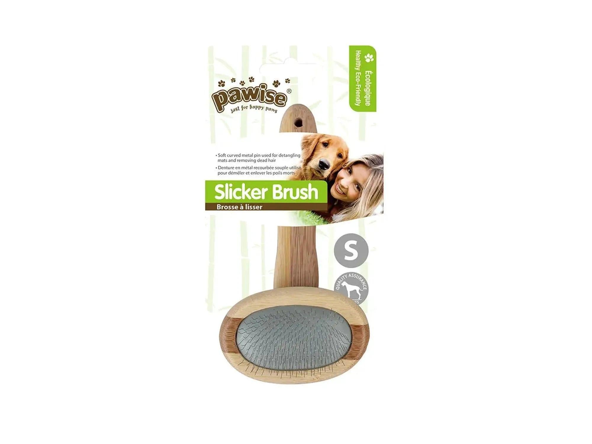Pawise Slicker Brush med trehåndtak og metallpigger, vist i emballasje med hund og kvinne.