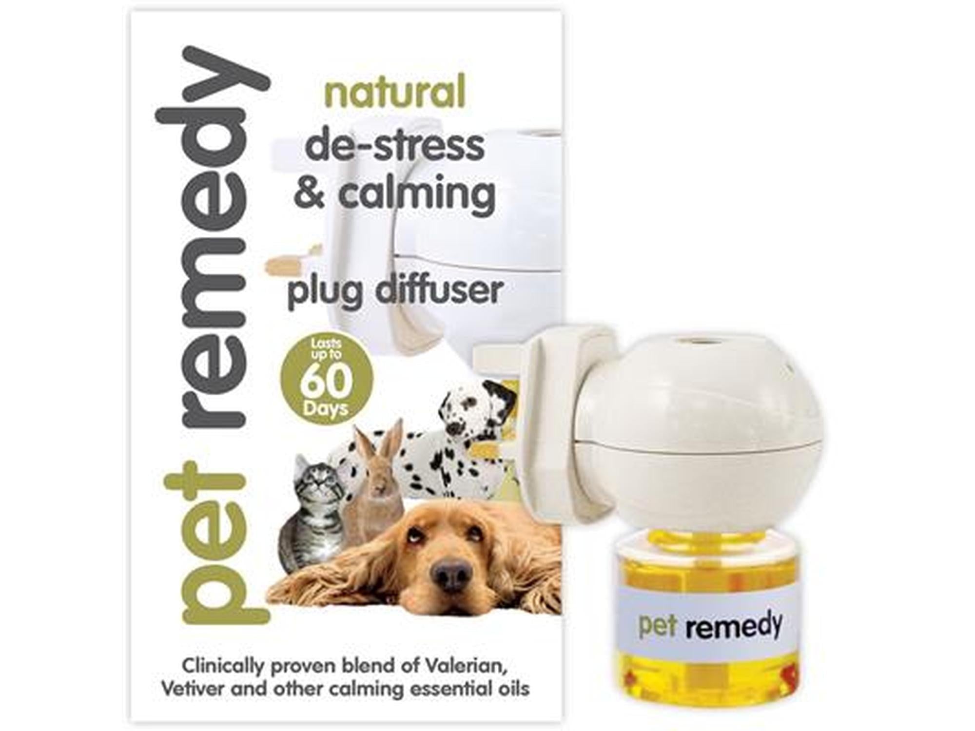 Pet Remedy hvit pluggdiffuser med gul oljeflaske og emballasje som viser kjæledyr.