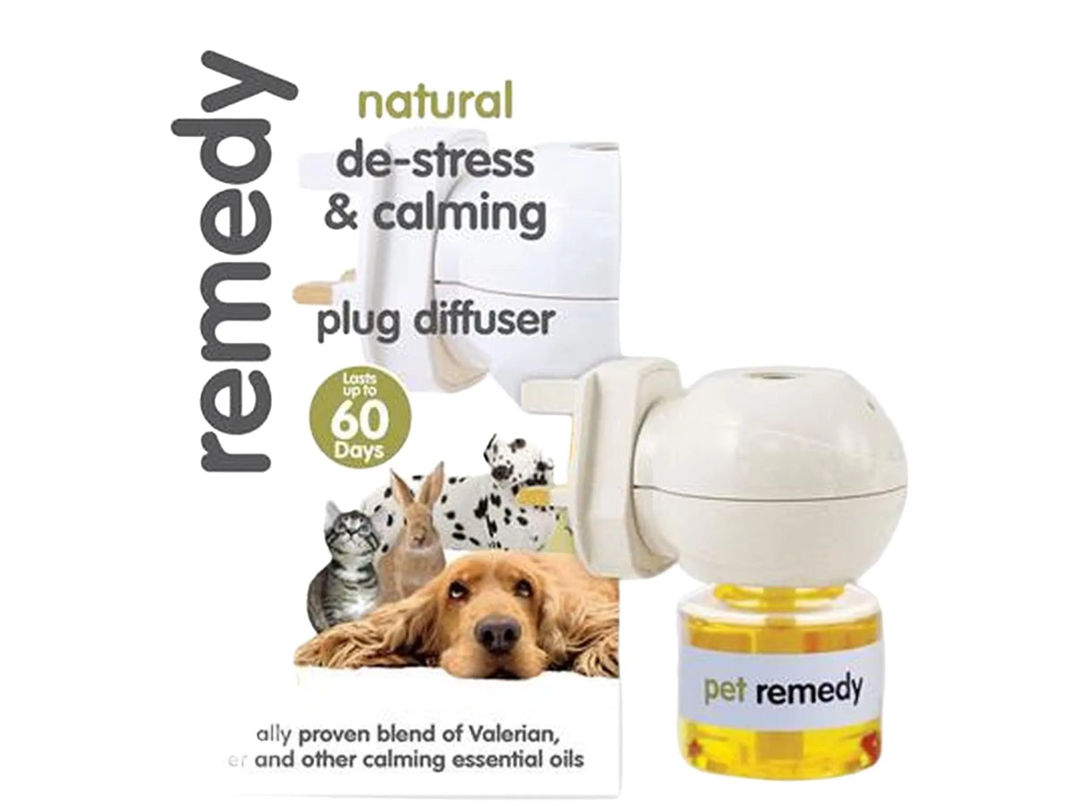 Pet Remedy hvit pluggdiffuser med gul oljeflaske og emballasje som viser kjæledyr.
