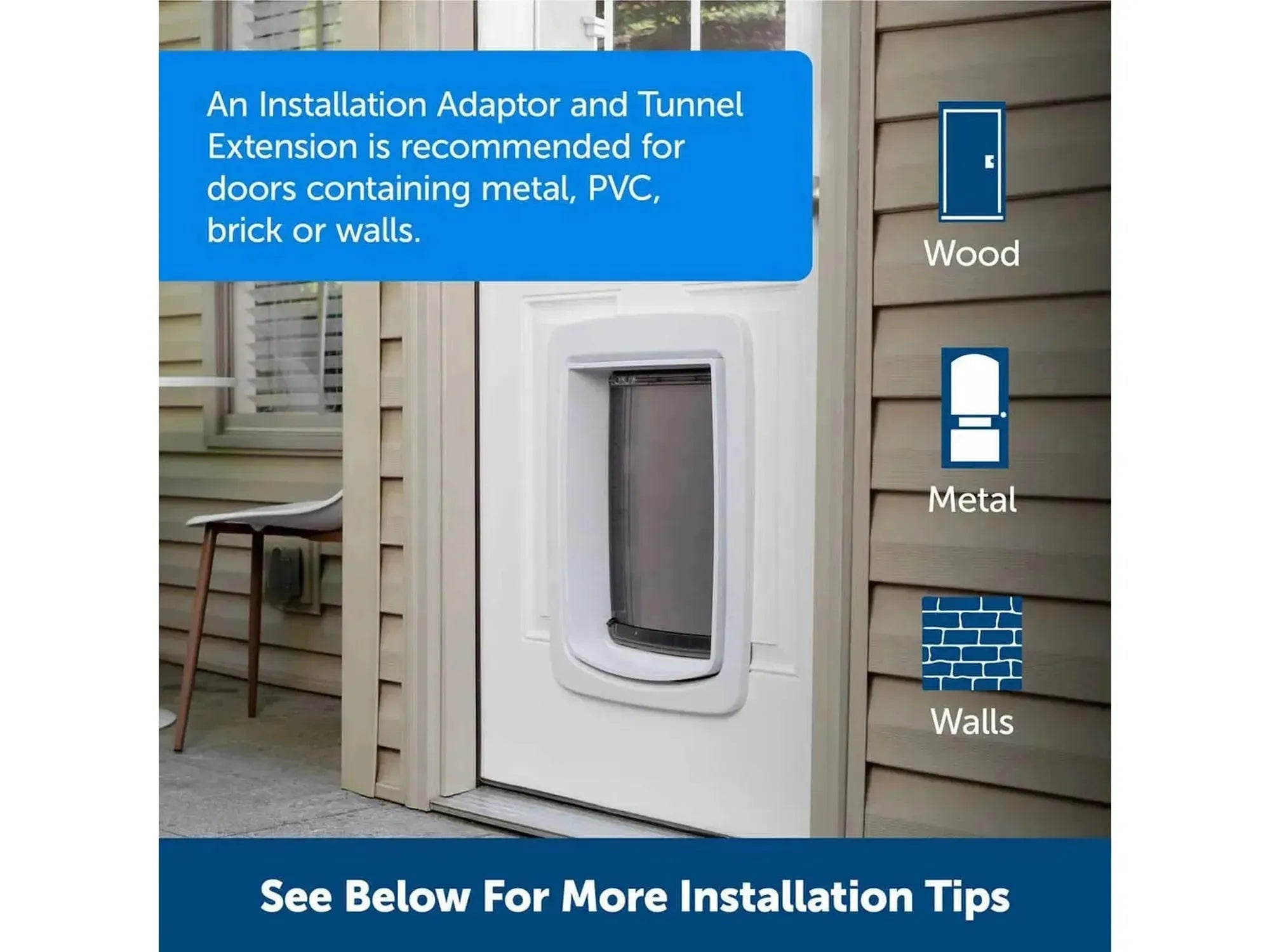 Hvit PetSafe Ecom Connected Smart Door for hund og katt, installert i en hvit dør med trepanel.