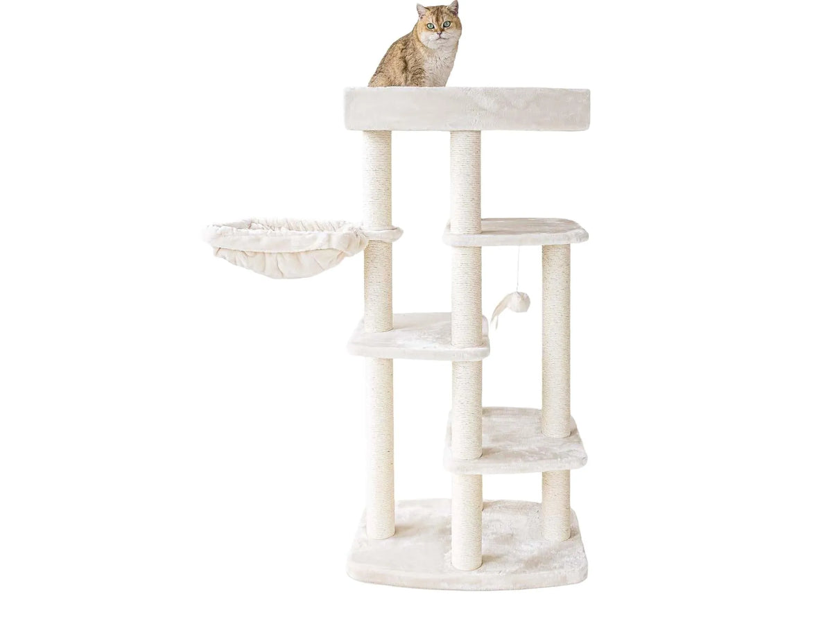 Beige Petrebels Springfield 139 kattetårn med sisalstolper, plattformer og hengekøye med en katt på toppen.