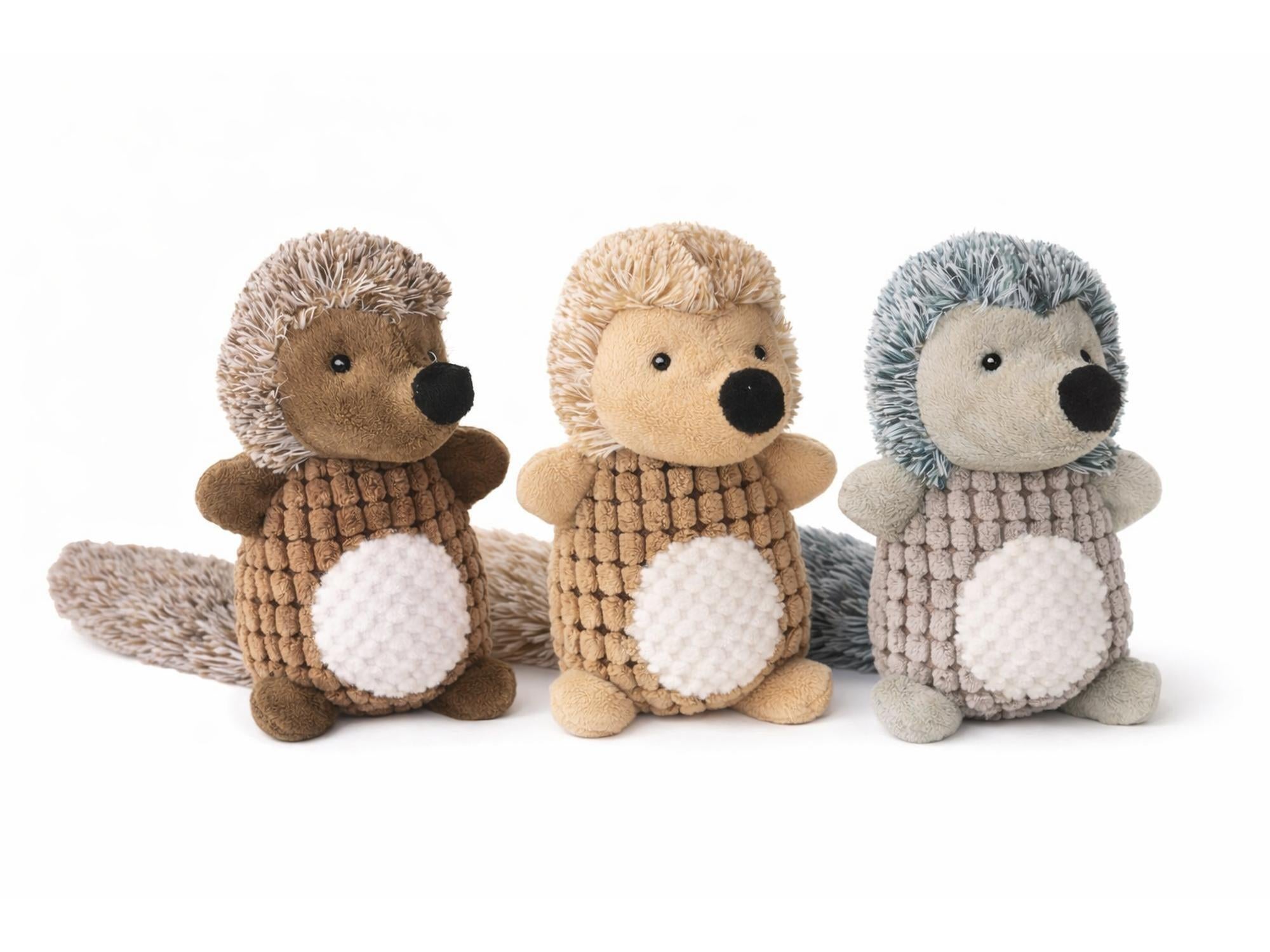 Tre assorterte plysj pinnsvin hundeleker, 40 cm, i brun, beige og grå med lyd og ulike teksturer.