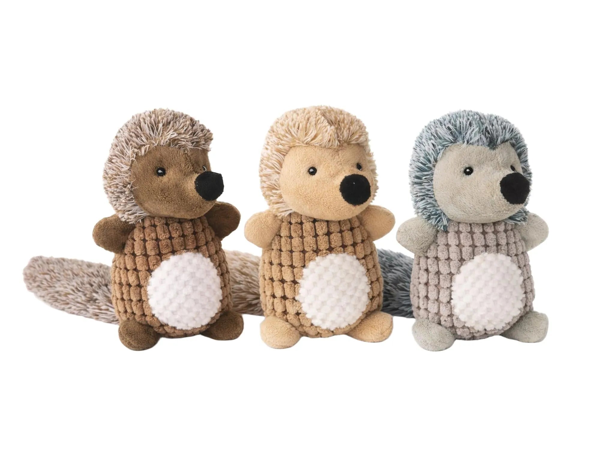 Tre assorterte plysj pinnsvin hundeleker, 40 cm, i brun, beige og grå med lyd og ulike teksturer.