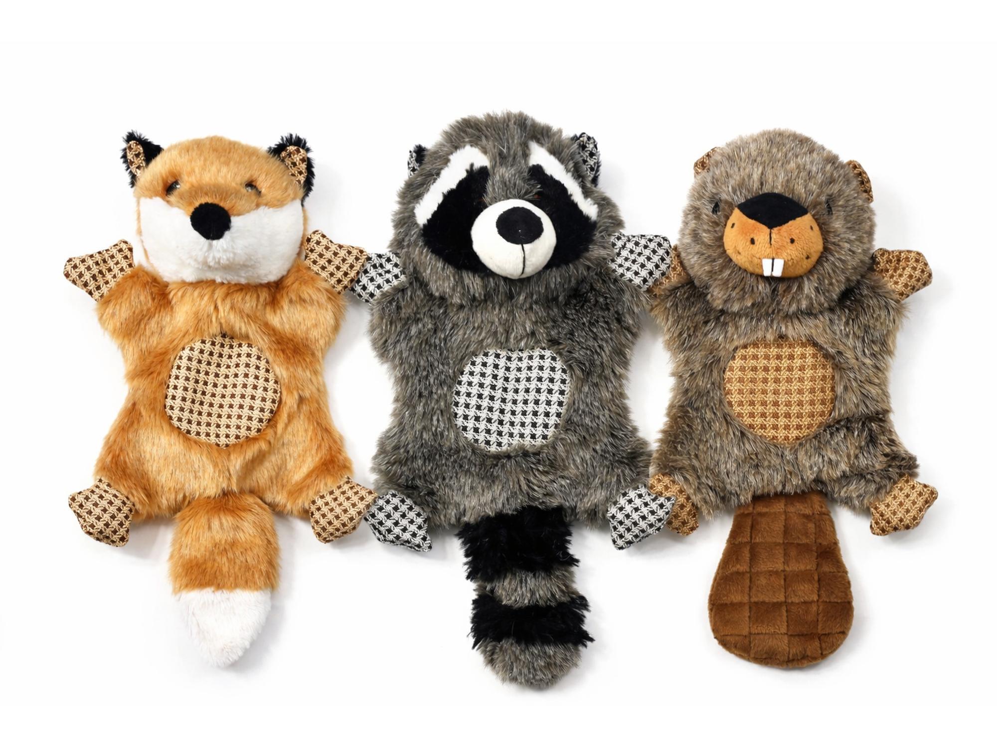 Tre assorterte 32 cm plysjdyreleker: rev, vaskebjørn og bever, med knitresound og pip.