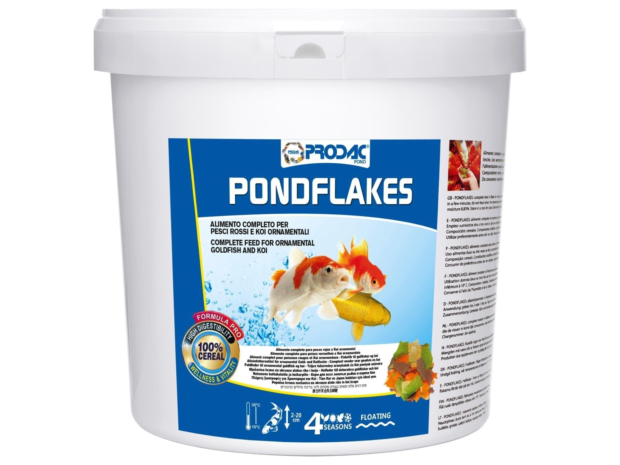 Hvit Prodac Pondflakes flakfôr til damfisk i stor bøtte med gullfisk-illustrasjon.
