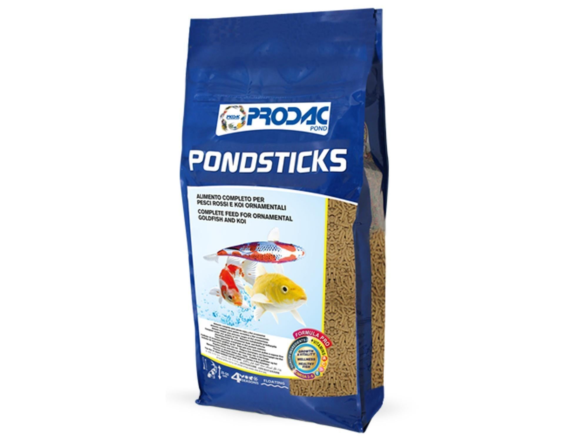 Blå Prodac Pondsticks pose med flytende fiskefôr og bilder av koi og gullfisk.