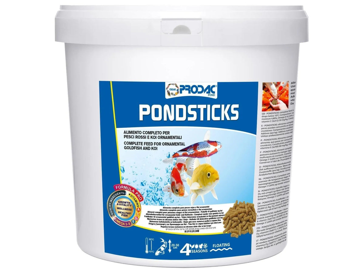 Hvit Prodac Pondsticks bøtte med blå etikett, koi og gullfisk illustrasjon, og fôrpellets.