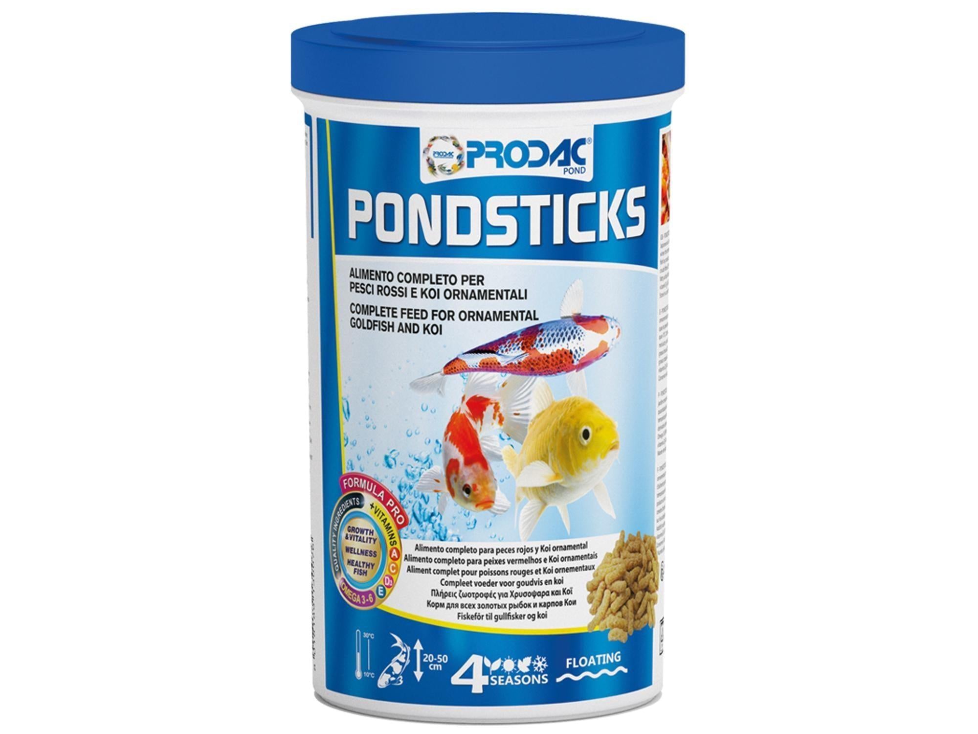 Prodac Pondsticks 150gr fiskefôr i en hvit beholder med blått lokk, viser koi og gullfisk.