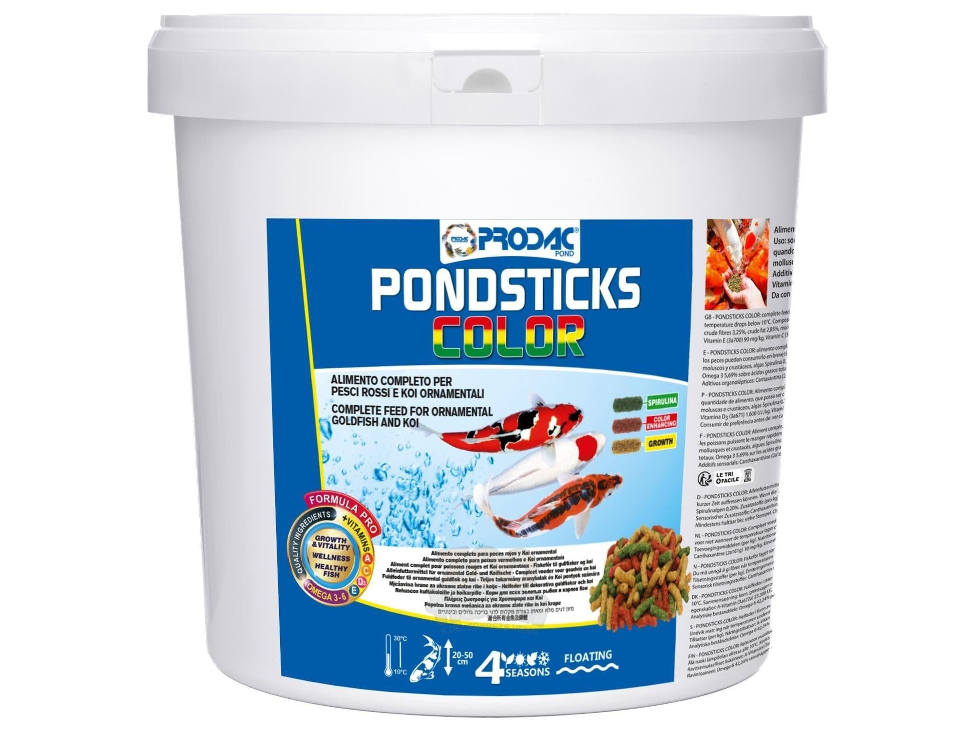 Prodac Pondsticks Color 7,5kg hvit bøtte med blå etikett, viser fargerike fiskesticks og koi.