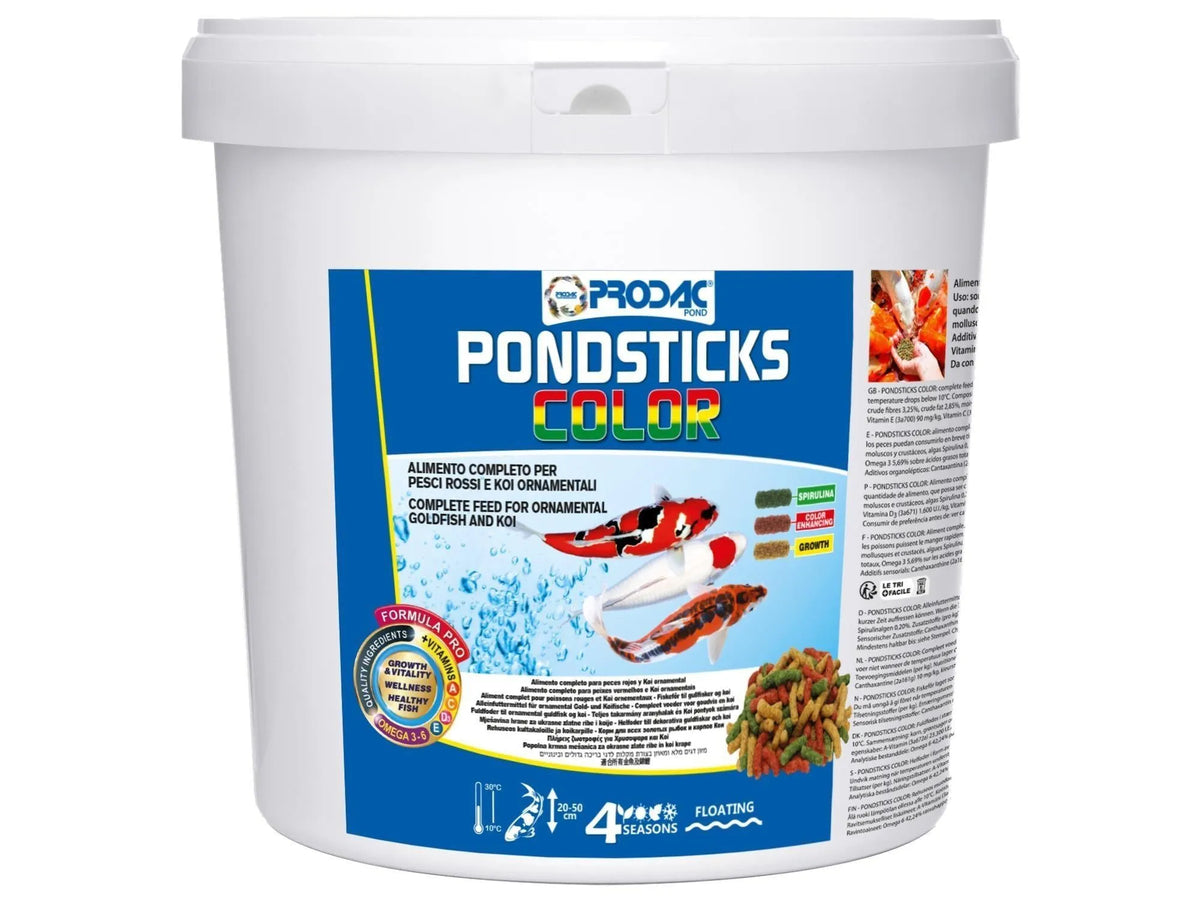 Prodac Pondsticks Color 7,5kg hvit bøtte med blå etikett, viser fargerike fiskesticks og koi.
