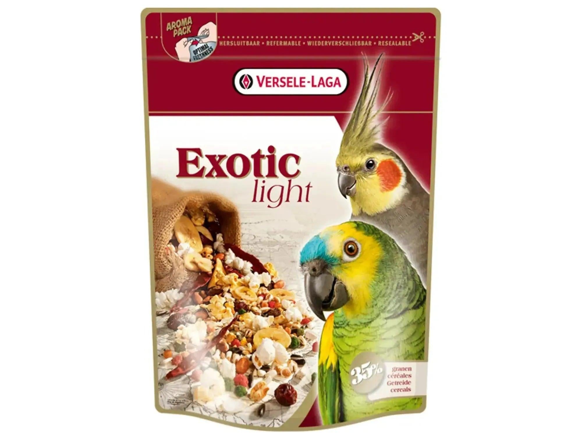 Rød og hvit pose med Prestige Parrots Exotic Light Mix fuglefôr, med bilder av to papegøyer og frøblanding.