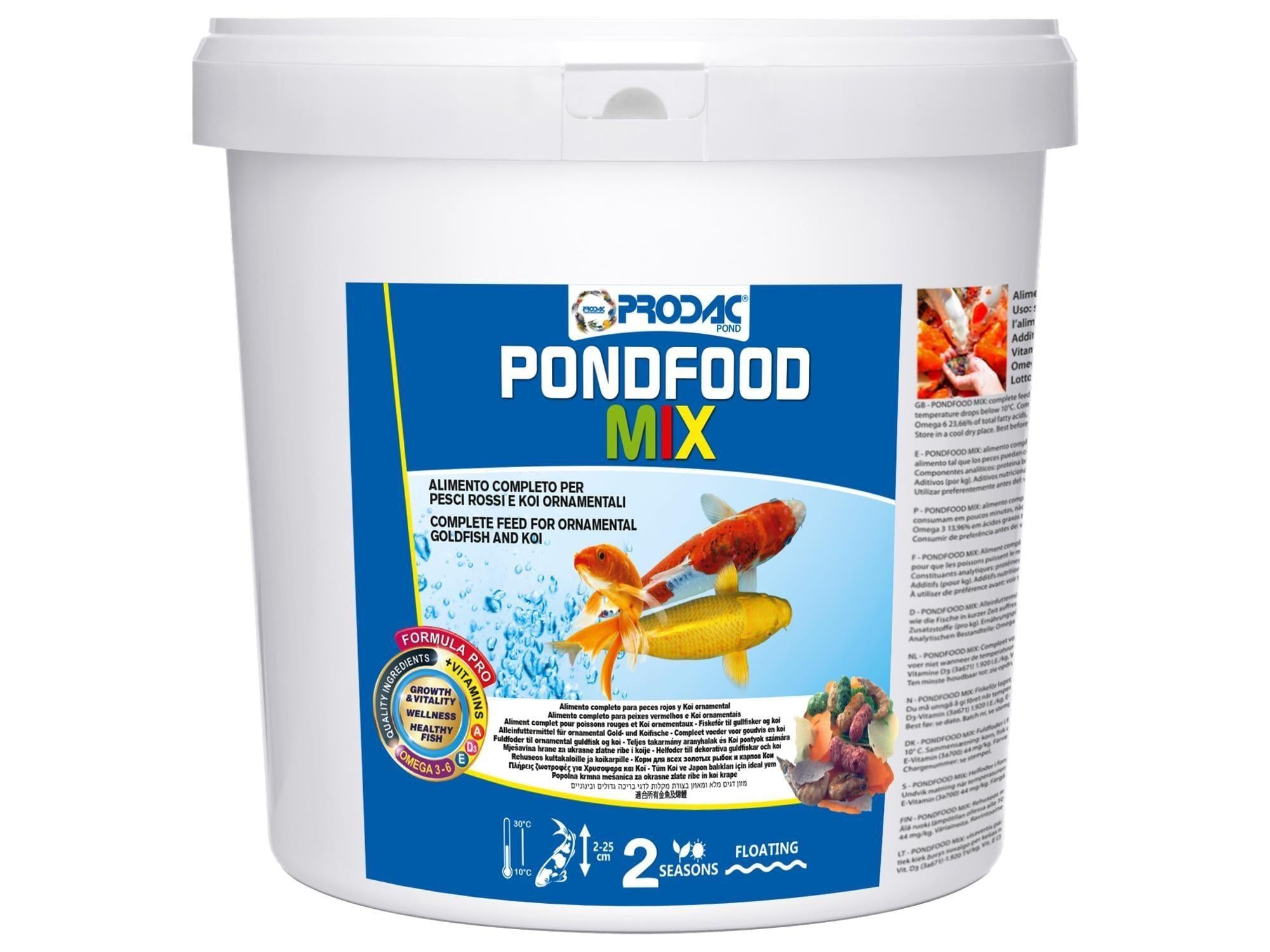 Hvit Prodac Pondfood Mix bøtte med blå etikett, viser gullfisk og koi, samt fôrflak.
