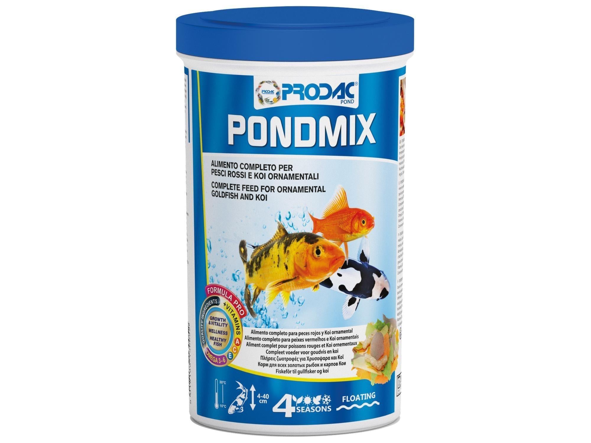 Prodac Pondmix damfiskfôr i hvit og blå beholder med bilder av gullfisk og koi.