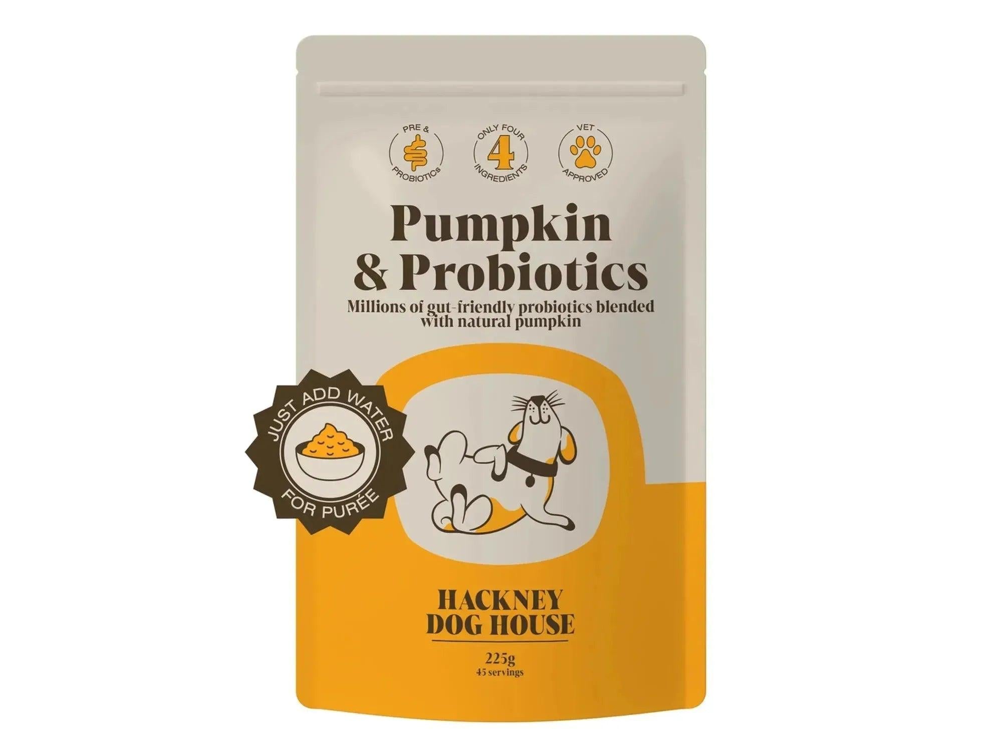 Hvit og oransje pose med "Pumpkin & Probiotics" for hunder, viser en liggende hund og instruksjoner for puré.