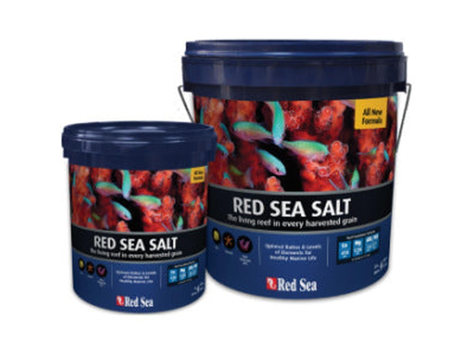 To blå bøtter med Red Sea Salt, den ene 7kg og den andre 25kg, med korall- og fiskeillustrasjoner.