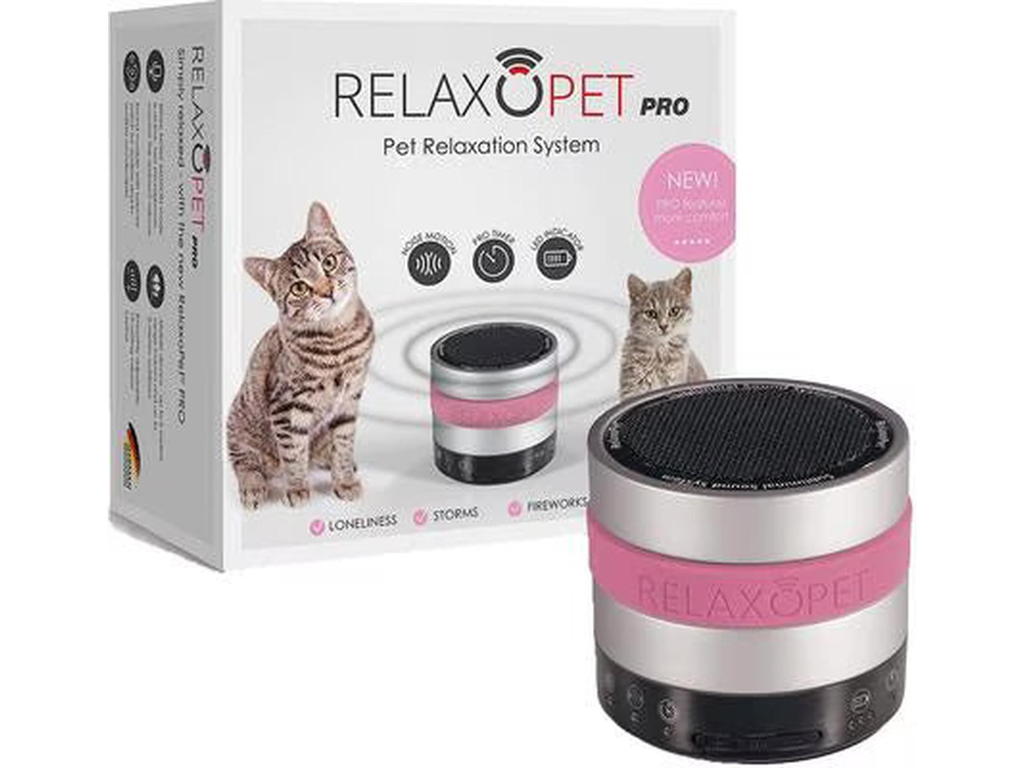 RelaxoPet PRO Cat lydapparat i sølv og rosa, med svart topp og bunn, foran hvit produkteske.