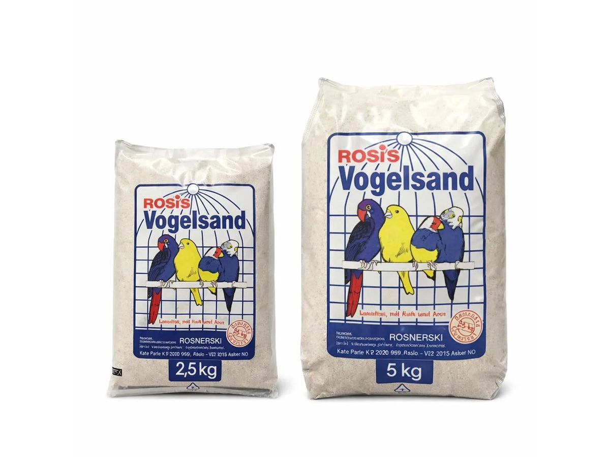 Two bags of Rosi's Vogelsand Fuglesand Hvit, 2.5 kg and 5 kg, with colorful bird illustration.